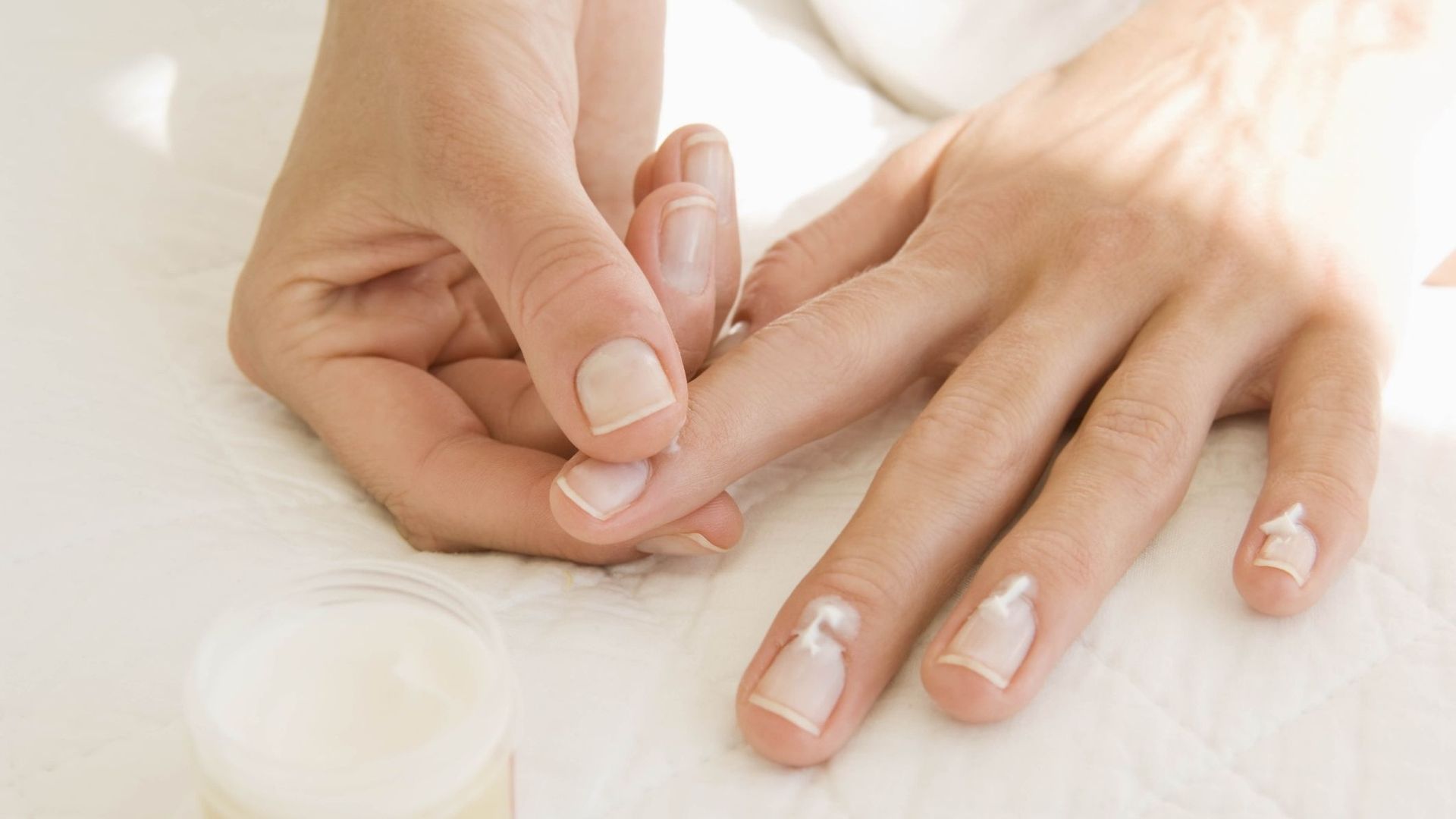 Le nail slugging, la technique TikTok pour dire adieu à vos ongles cassants.