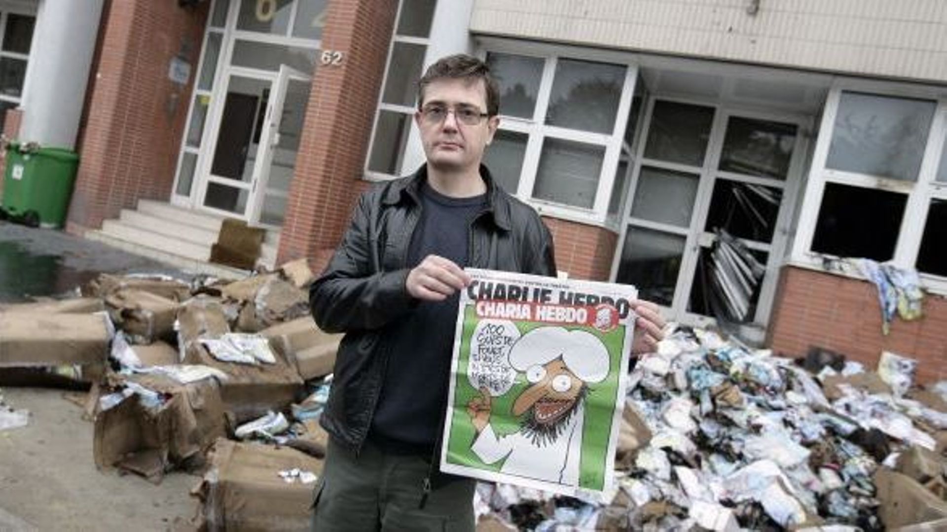 Charb, le rédacteur en chef de Charlie-Hebdo, devant les locaux incendiés