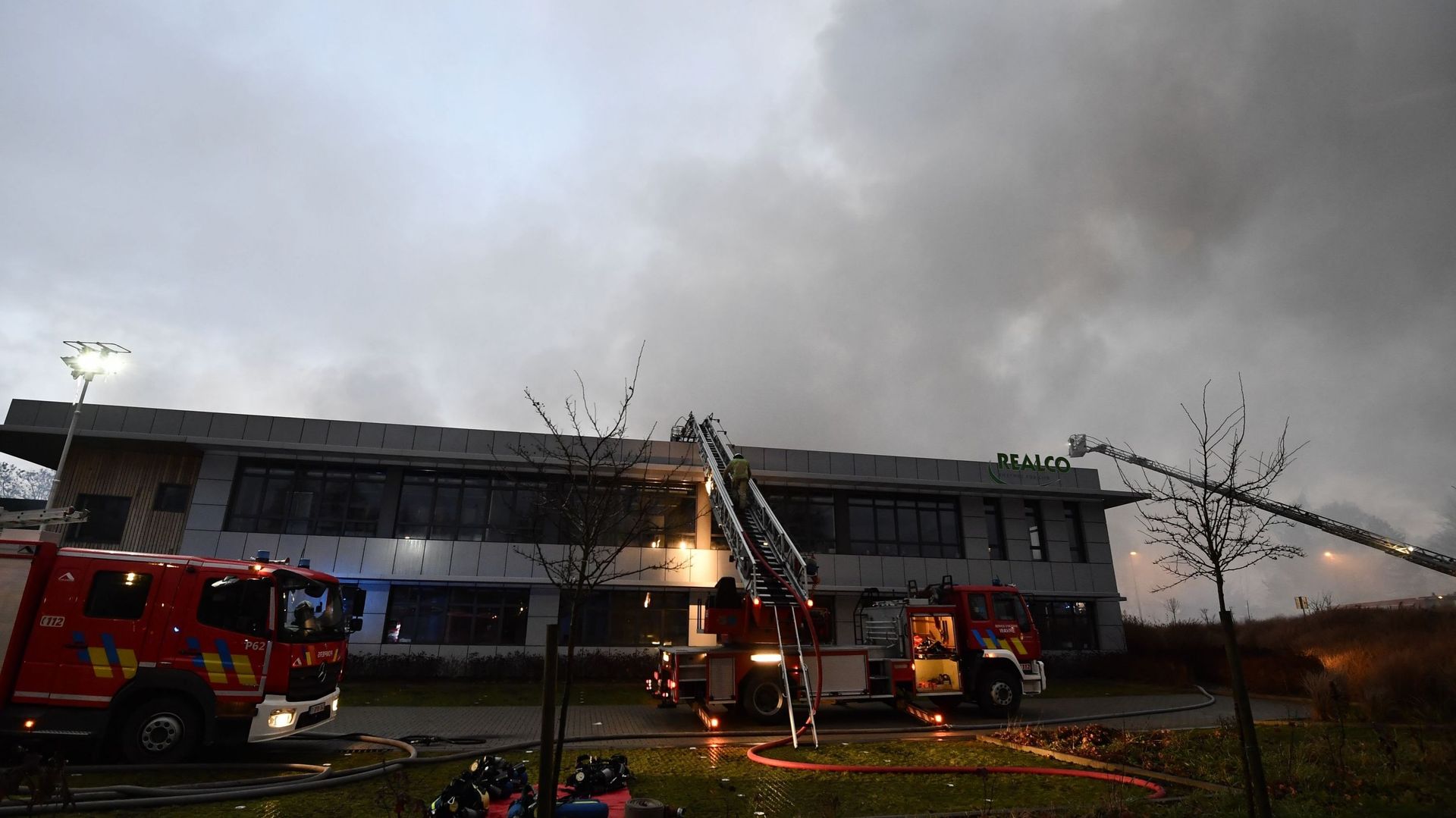 Des pompiers photographiés lors d’un important incendie dans un bâtiment industriel à Louvain-la-Neuve, le vendredi 10 janvier 2020