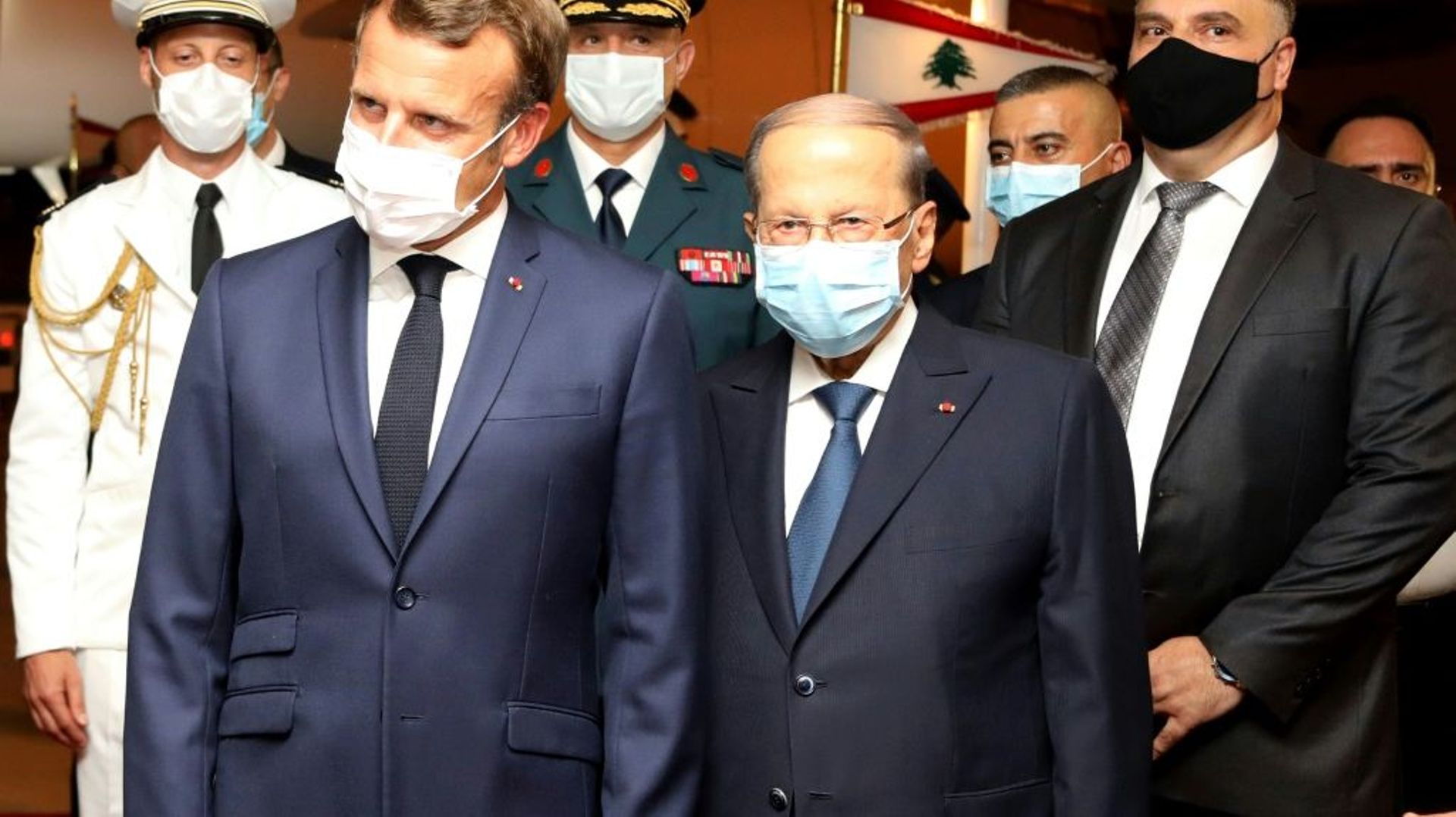 Le président français Emmanuel Macron est accueilli par son homologue libanais Michel Aoun, le 31 août 2020 à l'aéroport de Beyrouth