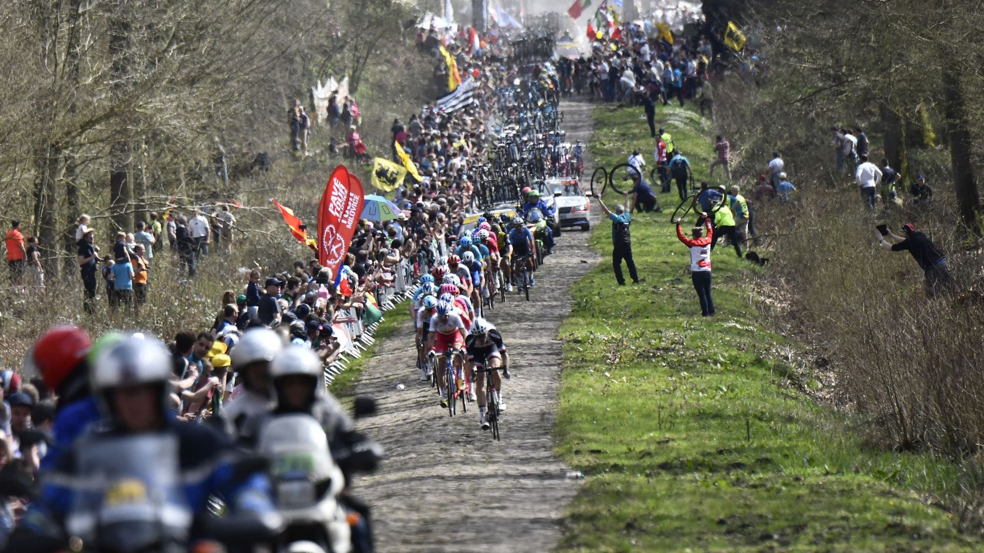 “Paris-Roubaix 2021: The Hellish Battle on the Cobblestones”