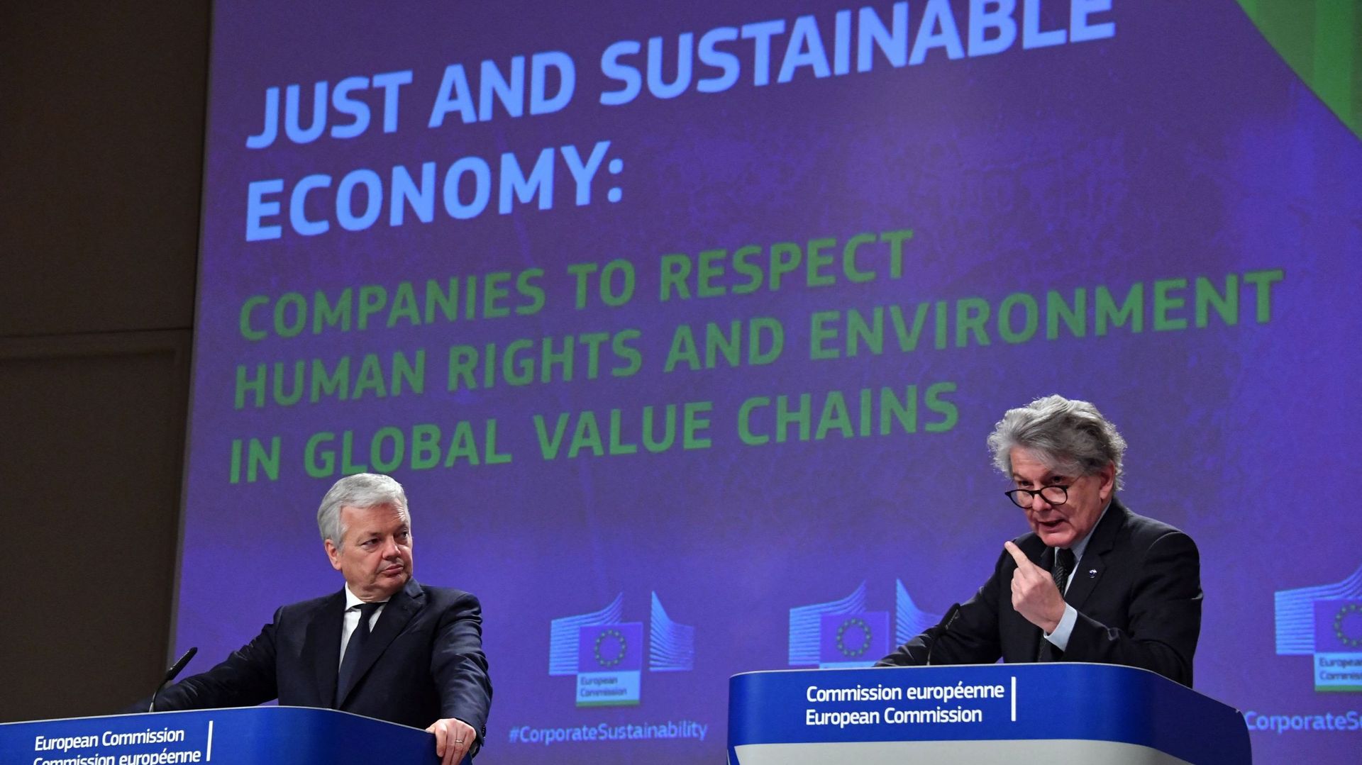 Le commissaire européen à la justice Didier Reynders et le commissaire européen au marché intérieur Thierry Breton donnent une conférence de presse conjointe sur le projet de loi sur le devoir de diligence en matière de durabilité des entreprises au siège