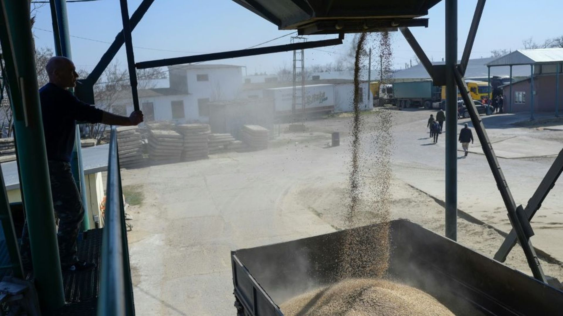 Chargement d’un camion en blé, le 24 mars 2022 à Izmail, en Ukraine