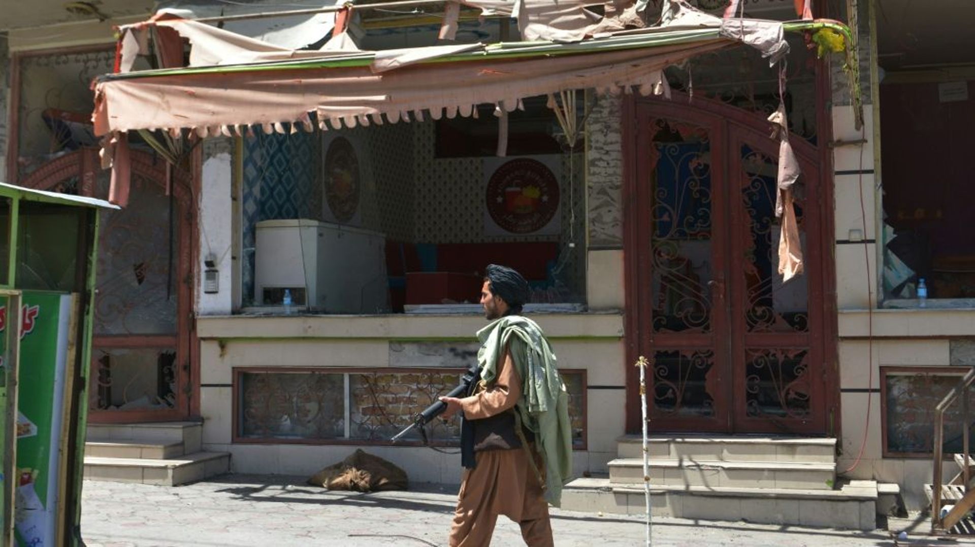 Un taliban armé monte la garde devant un temple sikh, cible d'une attaque du groupe Etat islamique (EI), le 18 juin 2022 à Kaboul, en Afghanistan