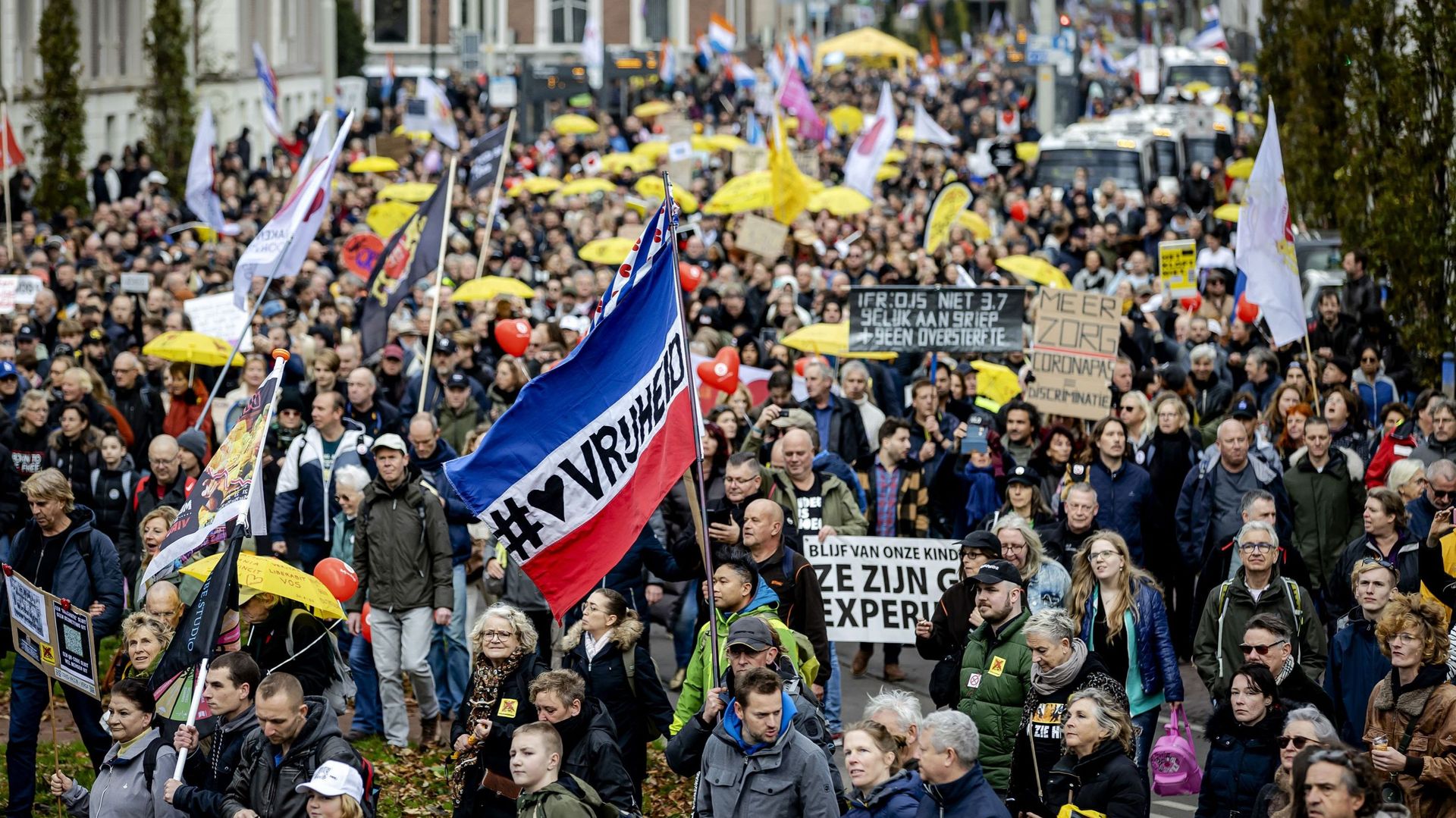 Des opposants aux mesures contre le coronavirus participent à une marche de protestation lors de la manifestation "Ensemble pour les Pays-Bas" à La Haye, le 7 novembre 2021.