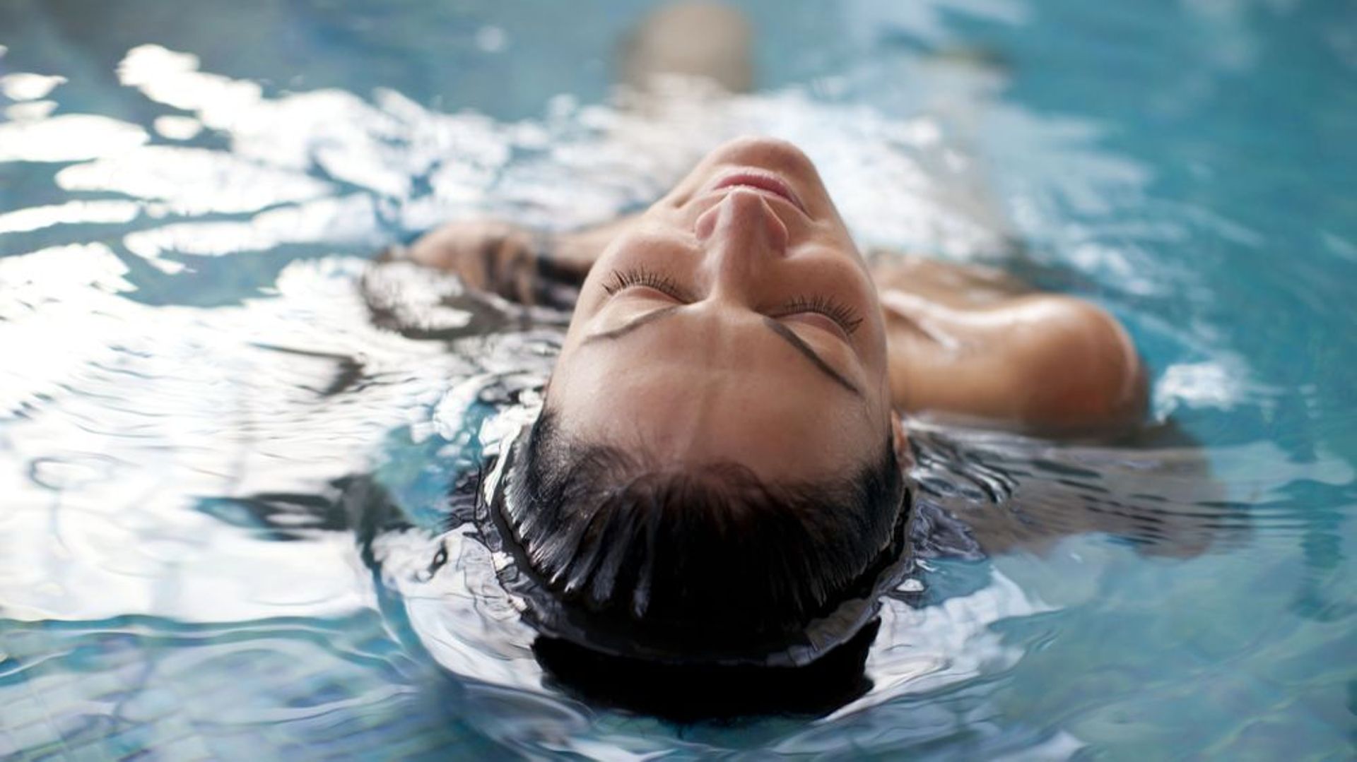 Flotter dans une solution d'eau saturée en sel de magnésium réduit la gravité, libère l'esprit et soulage certains types de douleur physique.