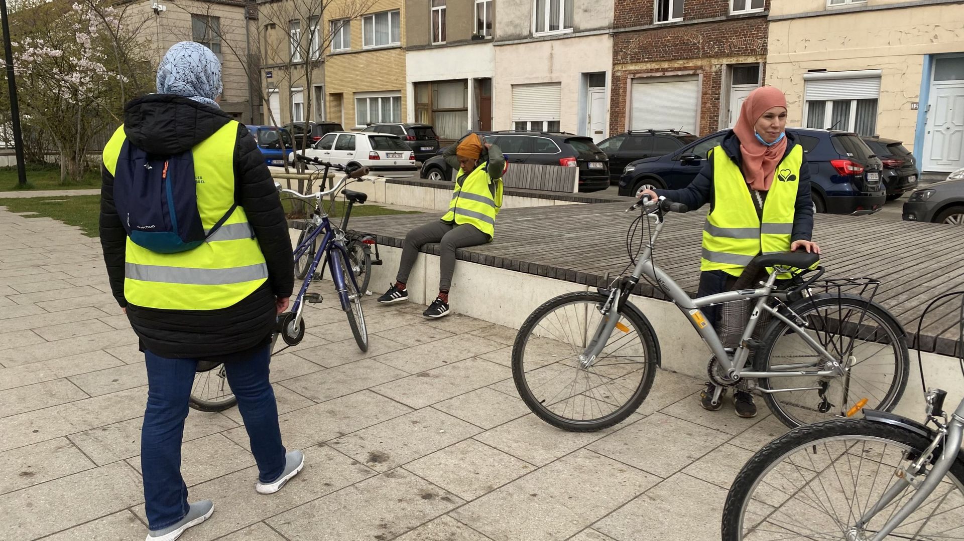Dans un coin du parc Bonnevie, un groupe de femmes molenbeekoises sont en train d’apprendre à rouler à vélo avec l’aide d’un professeur