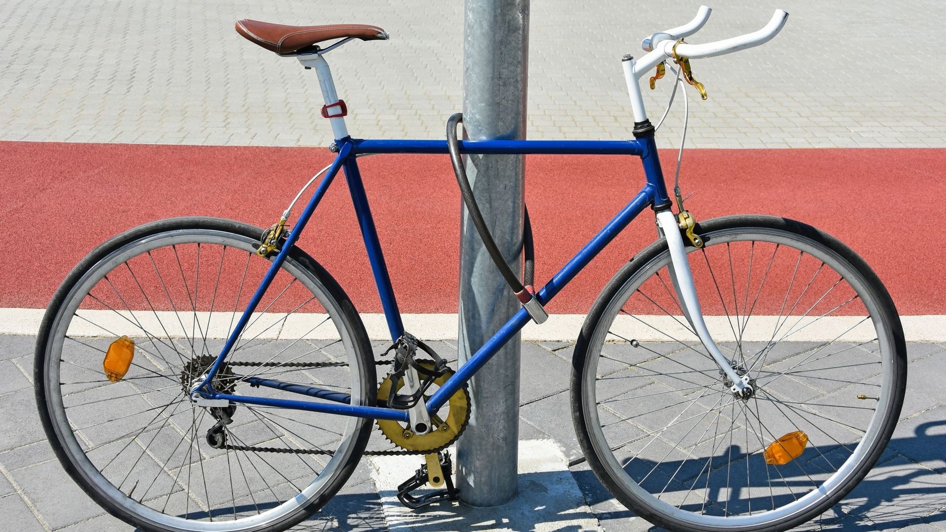 Un cycliste interpellé pour avoir attaché son vélo à un poteau : que dit le Code de la route ?