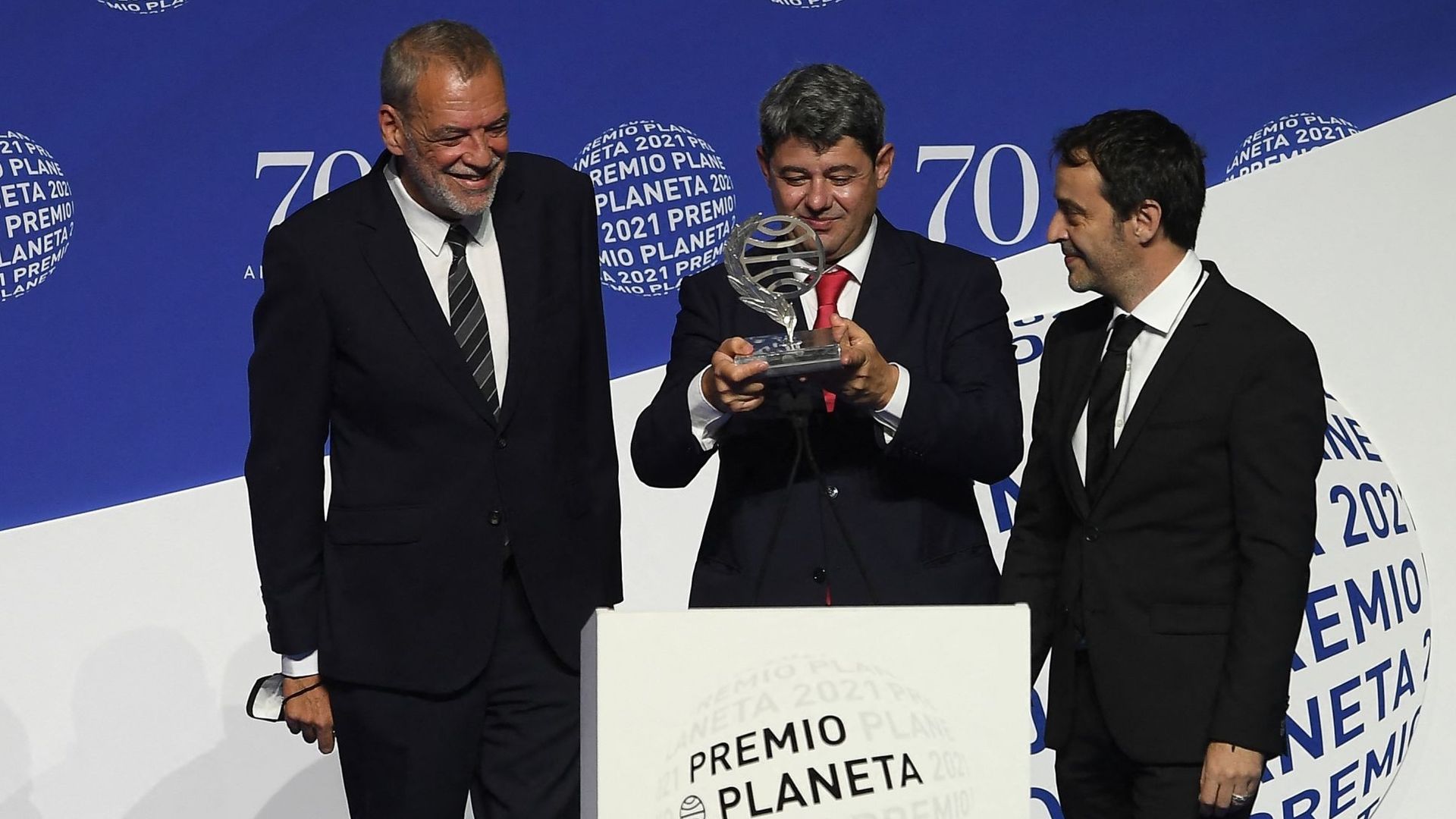 Jorge Diaz, Antonio Mercero et Augustin Martinez, les trois auteurs qui écrivaient sous le pseudonyme de Carmen Mola, recevant le prix Premio Planeta 2021