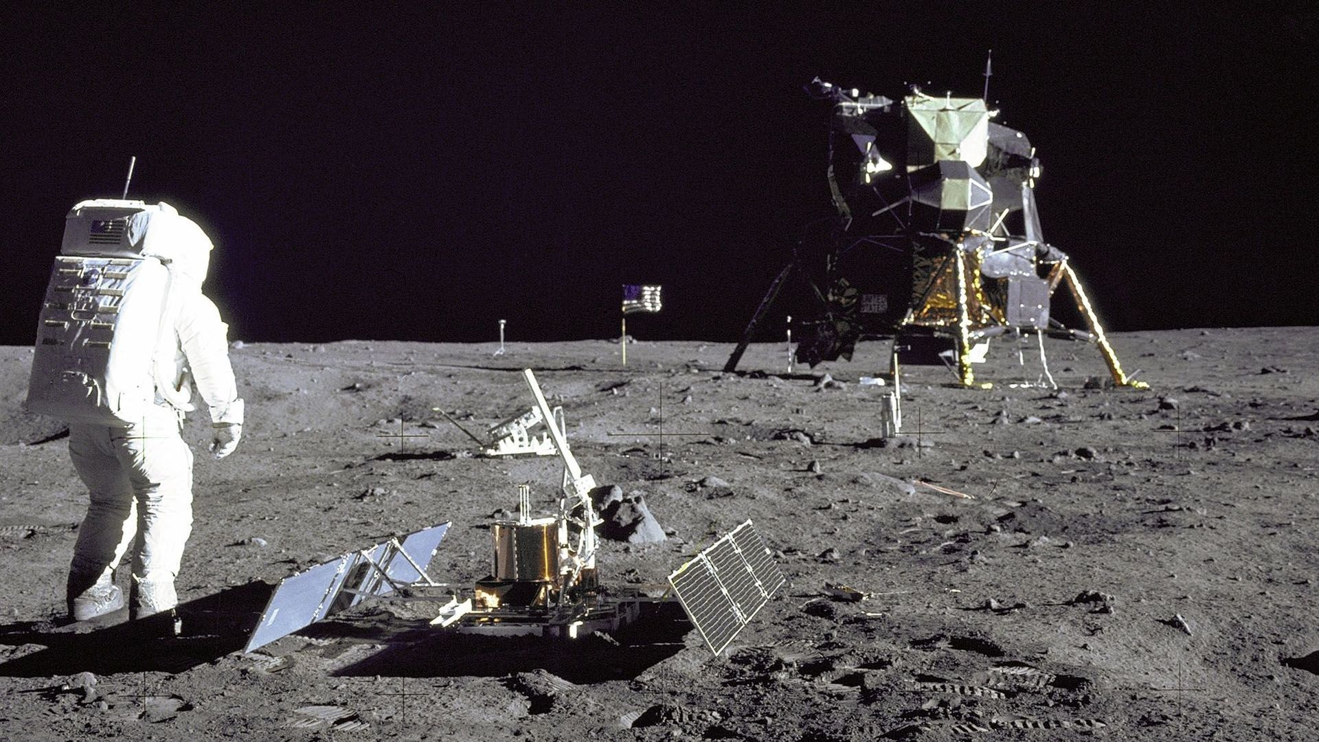 De la poussière lunaire récoltée durant la mission Apollo 11 bientôt aux enchères.