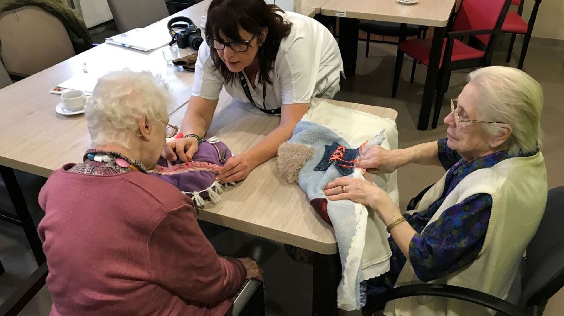 Muriel Godefroid explique le maniement des coussins sensoriels à des patientes