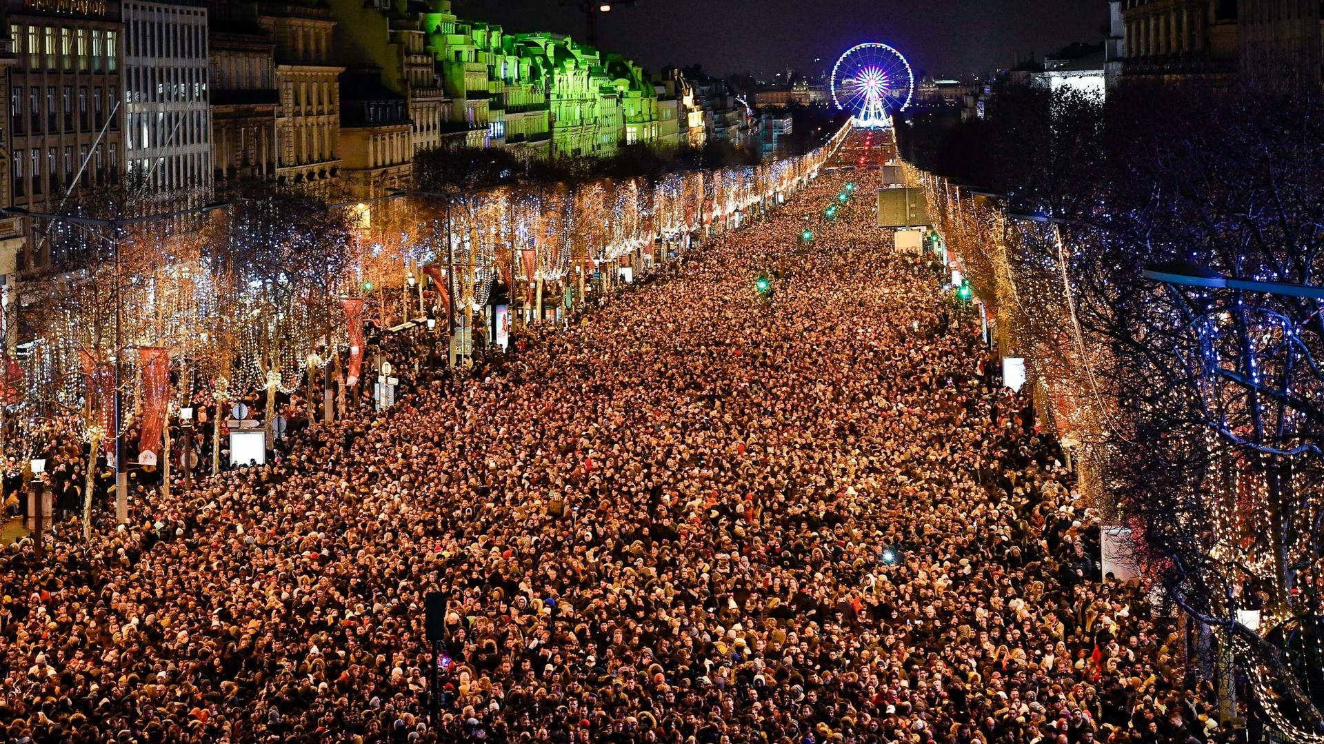 Les Champs-Elysées à Paris, le soir du nouvel an.