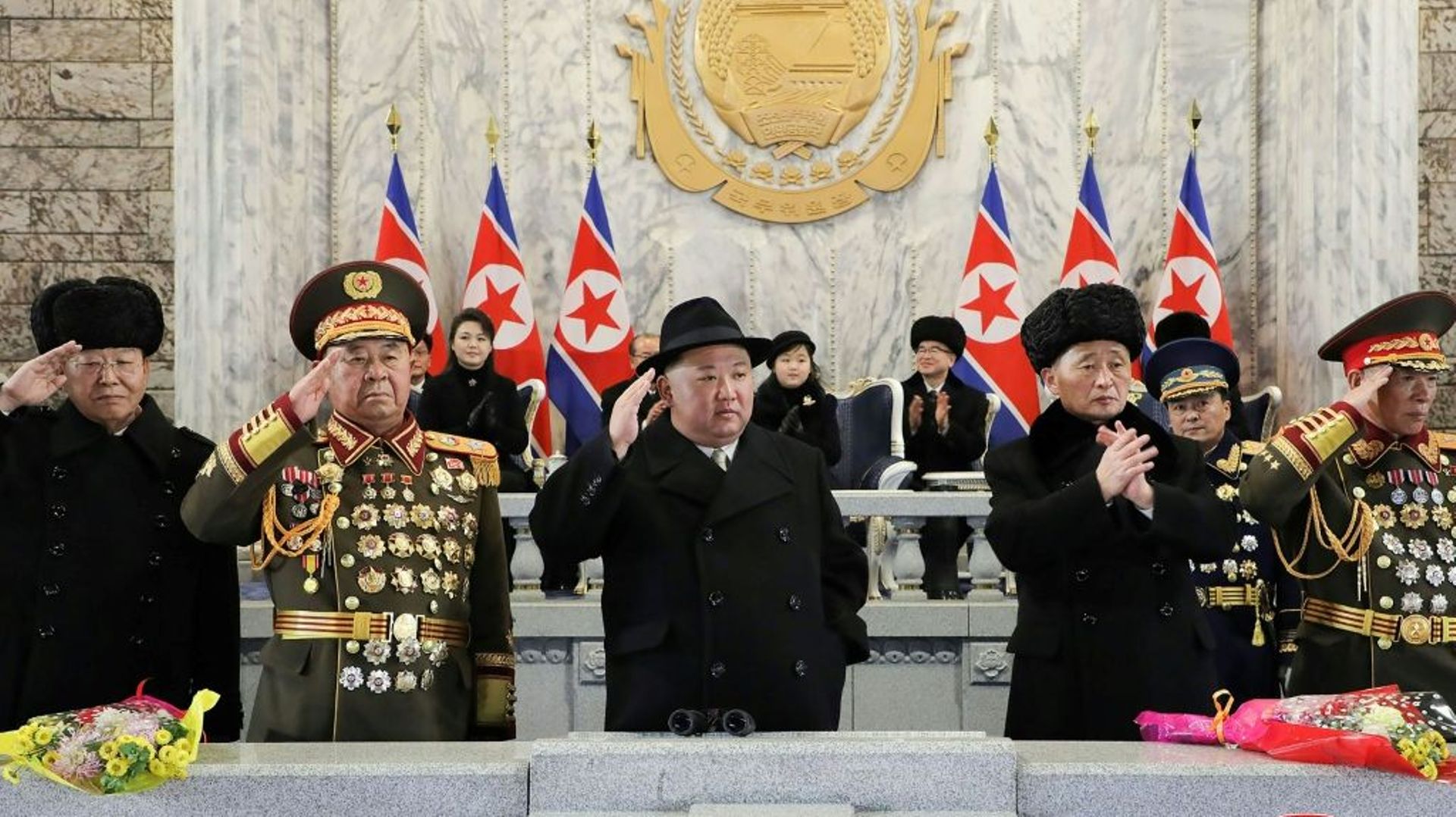 Sur cette photo prise le 8 février 2023 et diffusée par l’agence officielle nord-coréenne KCNA le 9 février 2023, le dirigeant nord-coréen Kim Jong Un (centre) effectue un salut lors d’un défilé militaire à Pyongyang