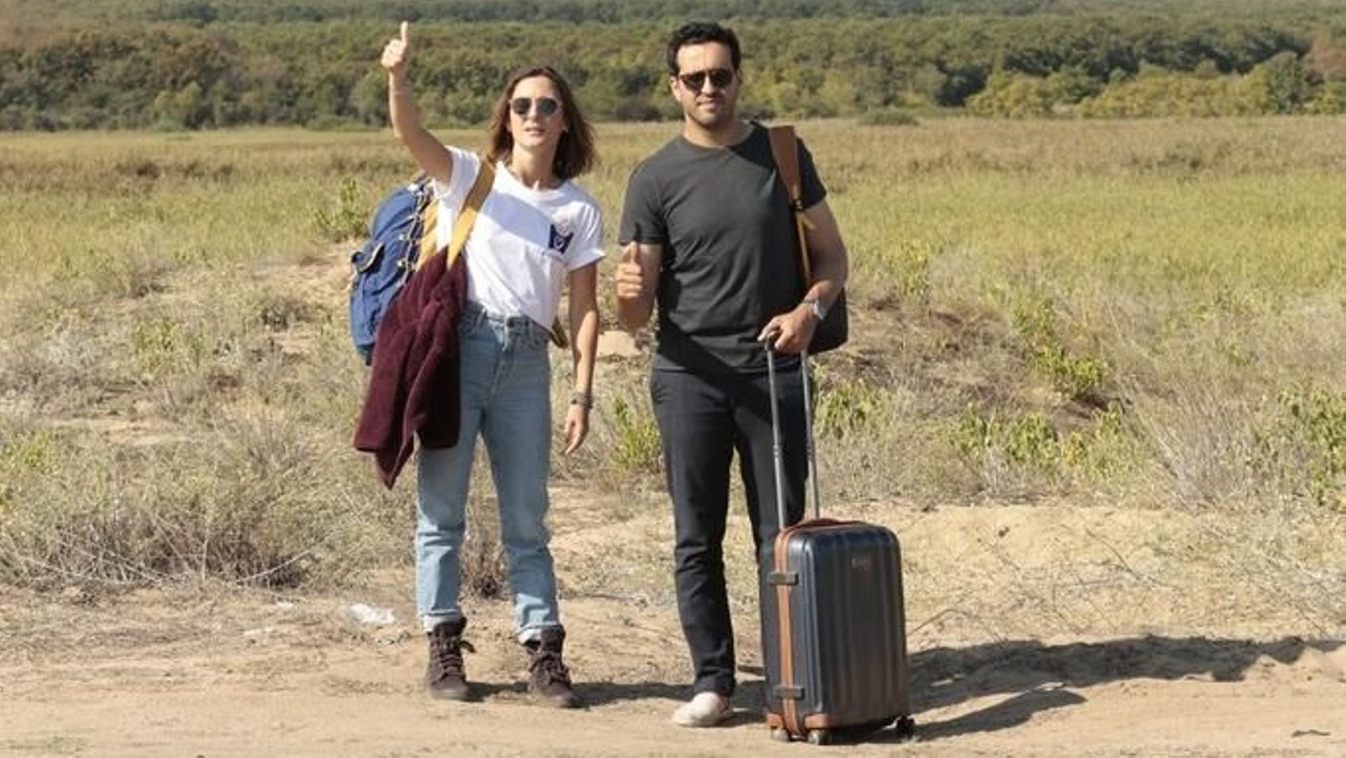 Jonathan Cohen et Camille Chamoux dans le film "Premières vacances". 2018