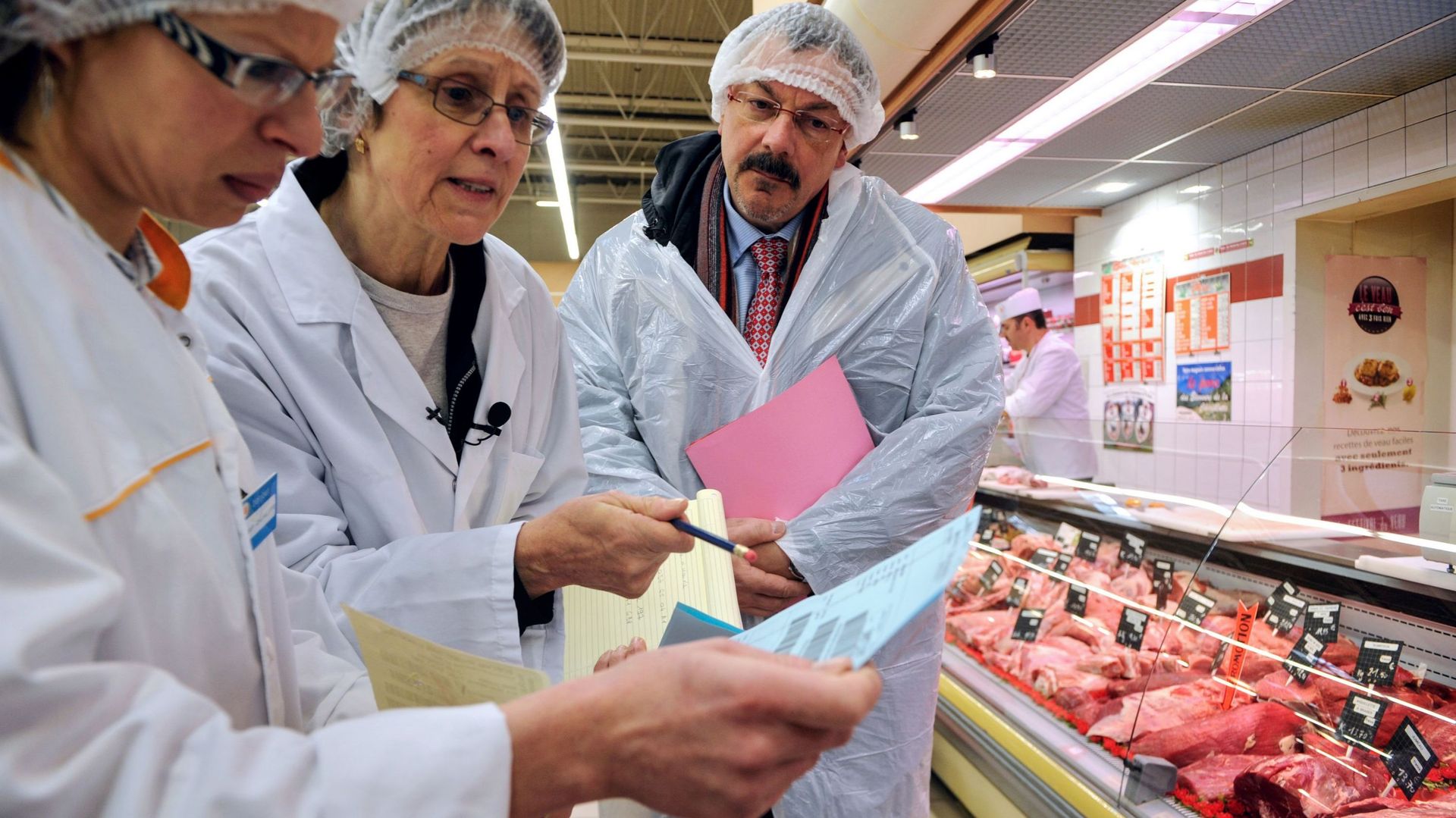 Des analystes vérifient la provenance du steak haché dans un supermarché français.