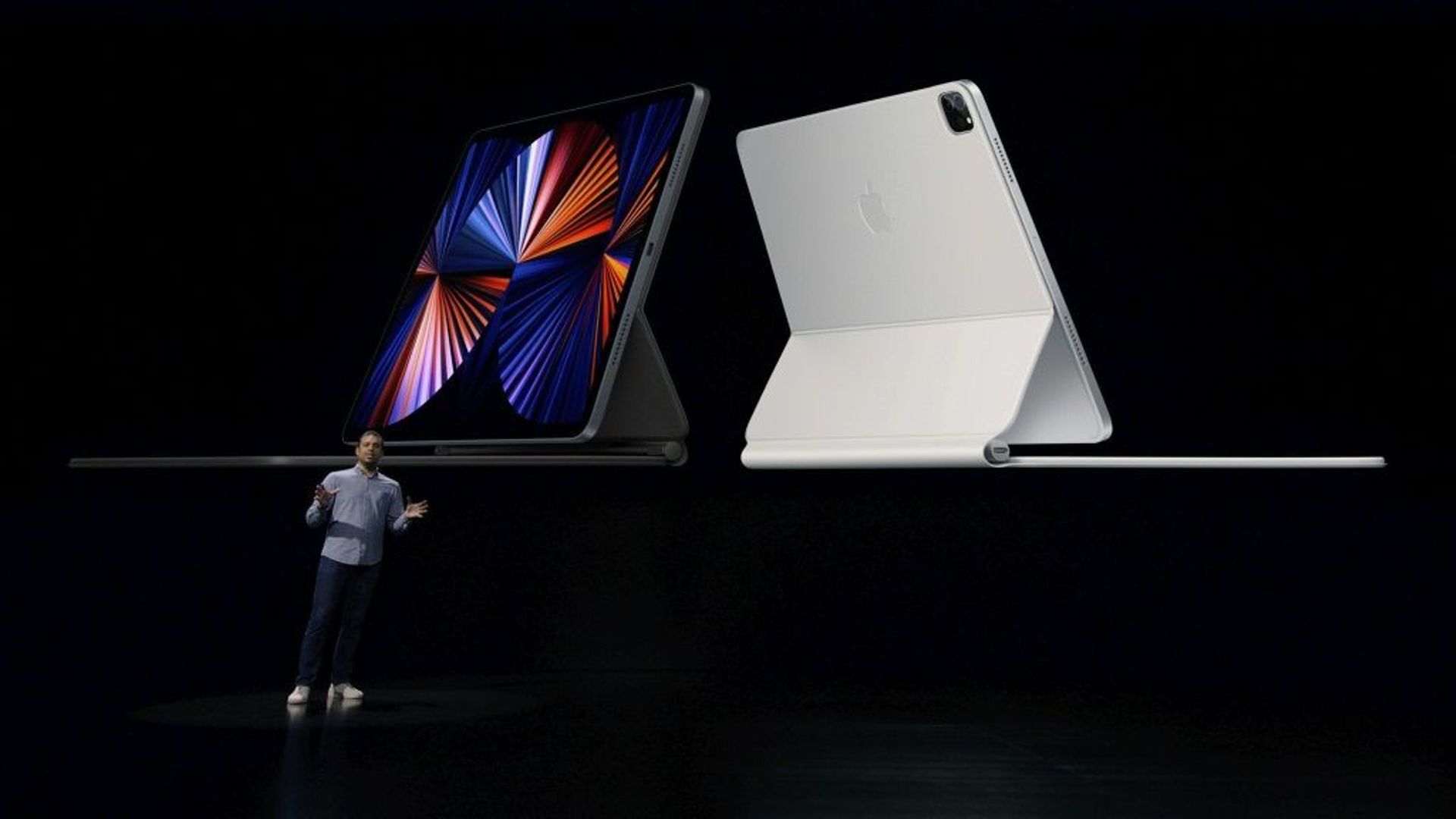 Raja Bose, responsable du marketing produit, et les nouveaux iPad Pro équipés de la puce M1 d'Apple à Apple Park à Cupertino, en Californie, le 20 avril 2021