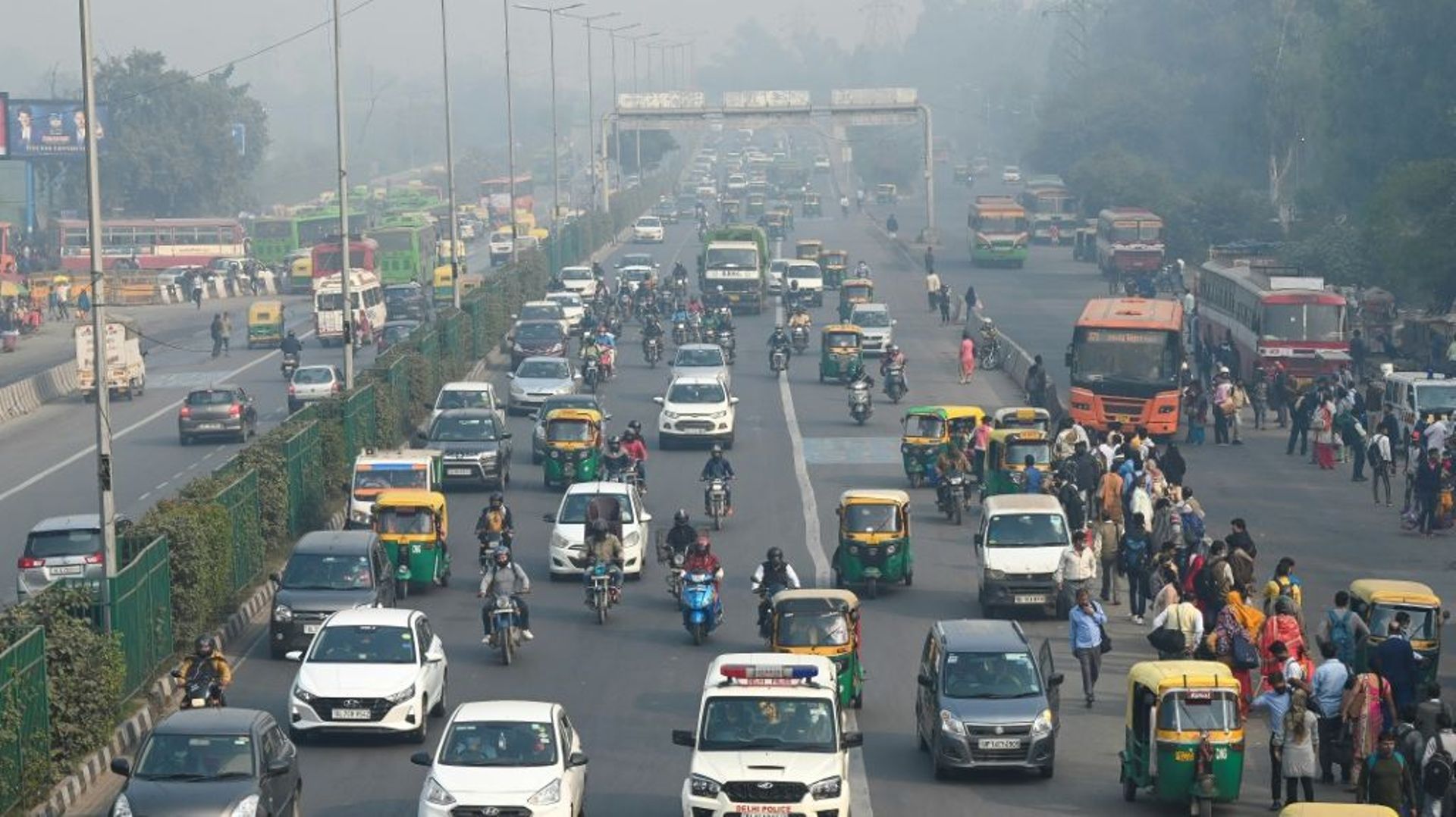 La circulation à New Delhi, à travers un épais brouillard causé par la pollution le 19 novembre 2021