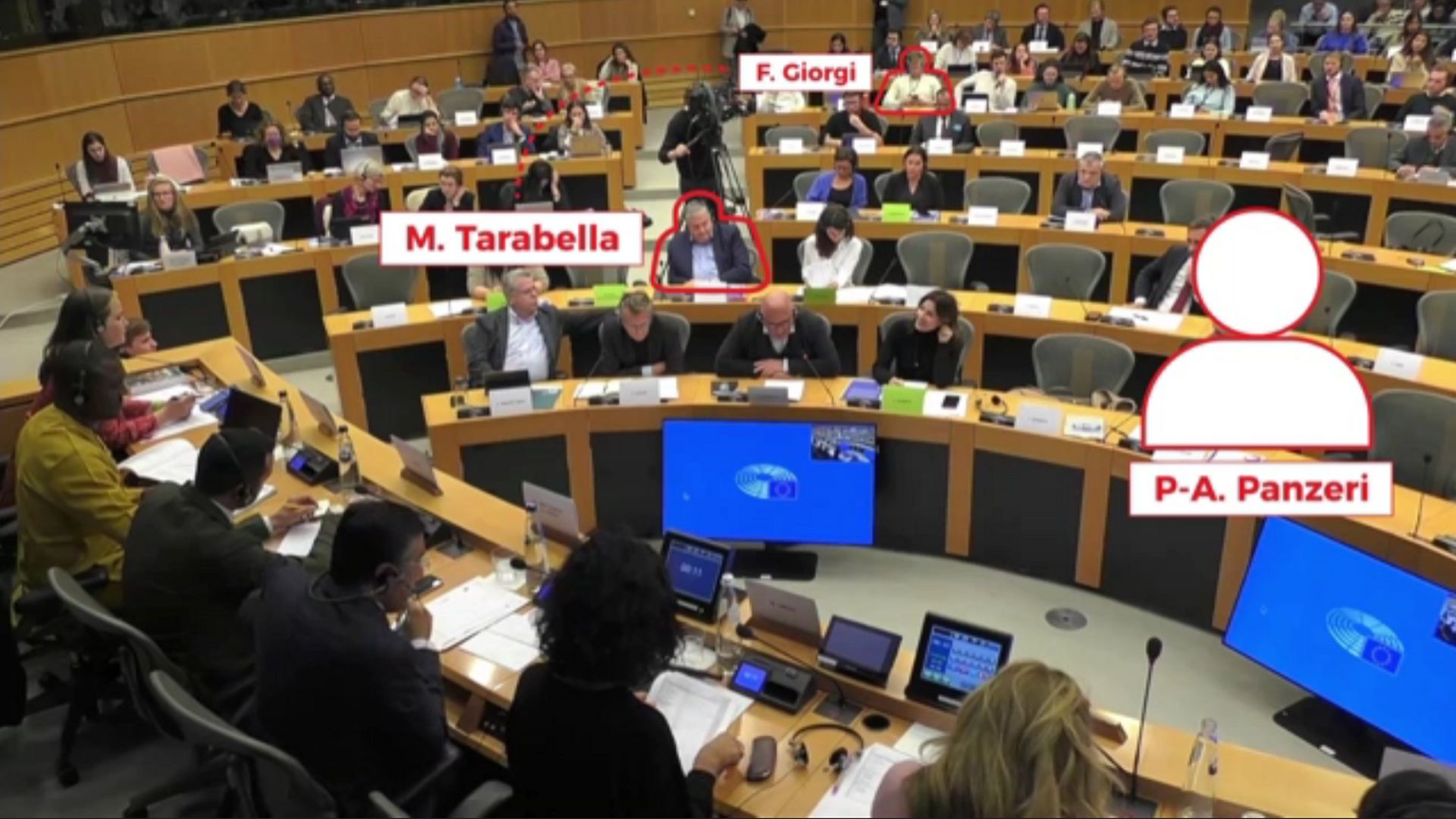 A l’avant-plan, Marc Tarabella. A l’arrière, Francesco Giorgi. Pier Antonio Panzeri était en dehors de la salle 3G3, le 14 novembre 2022.