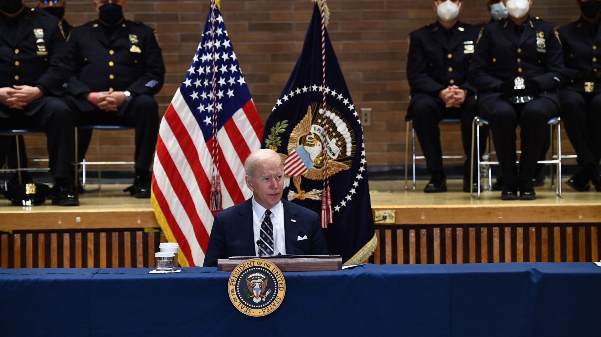 Le président américain Joe Biden participe à une réunion du Gun Violence Strategies Partnership au siège de la police de New York, le 3 février 2022.