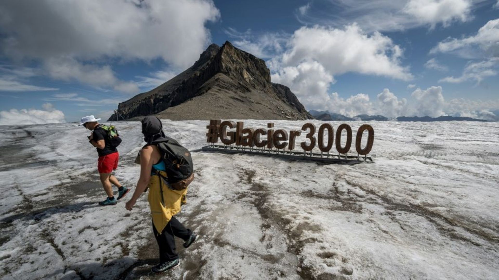 Des touristes sur le glacier de Tsanfleuron, au-dessus des Diablerets, en Suisse, le 6 août 2022