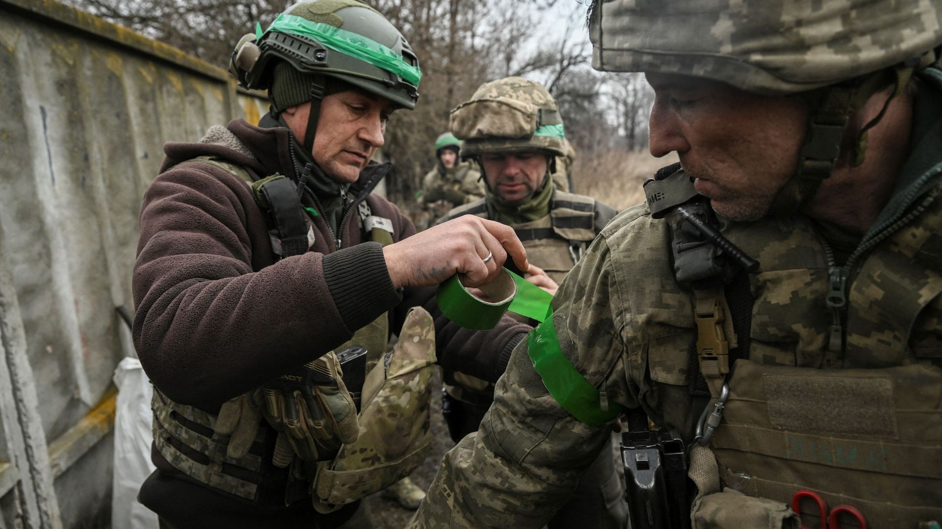 Des militaires ukrainiens se préparent à rejoindre la ligne de front près de la ville de Bakhmut, le 8 mars 2023, dans le cadre de l'invasion russe de l'Ukraine.