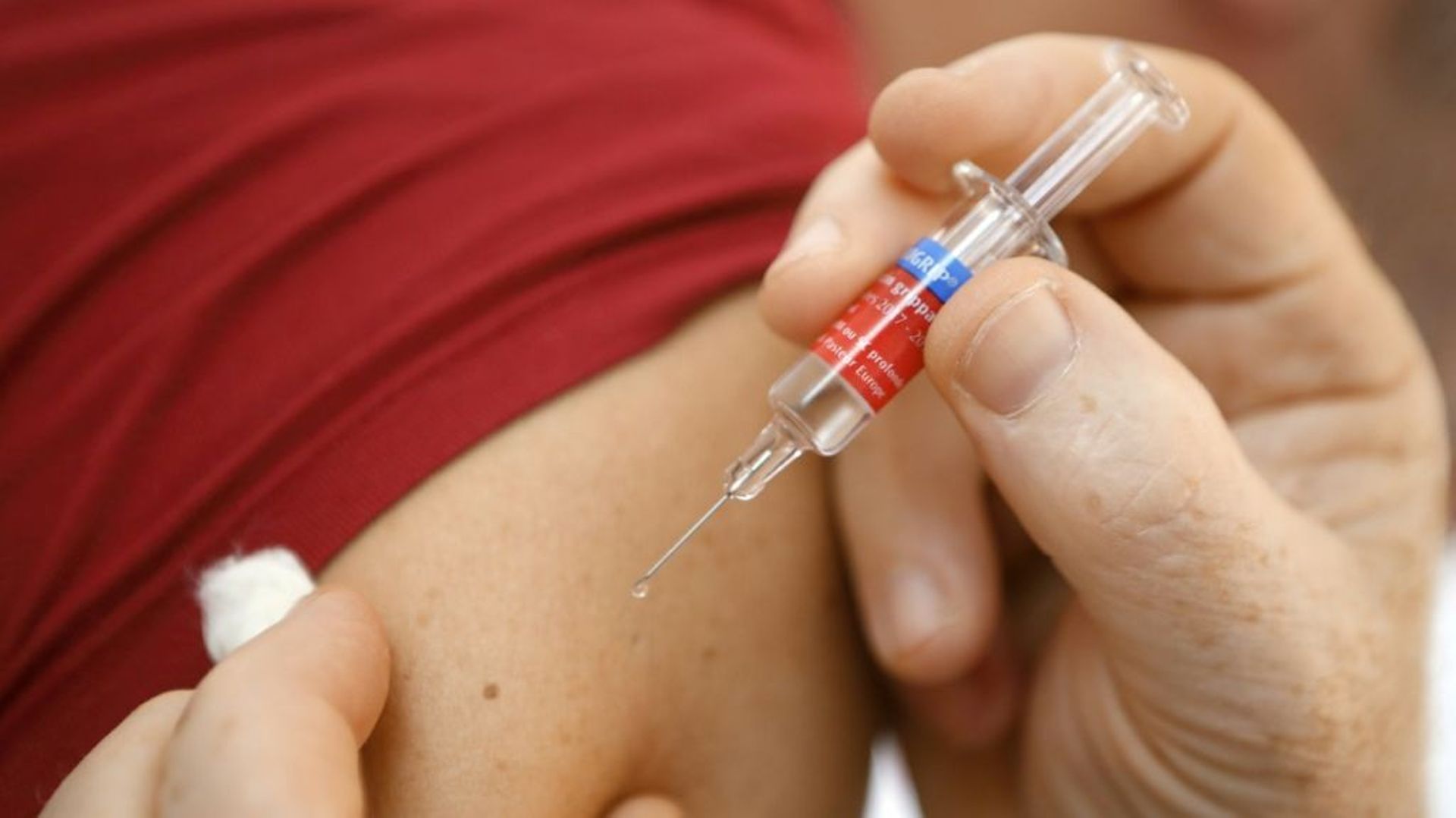 Une personne se fait vacciner contre la grippe en 2017 à Ajaccio