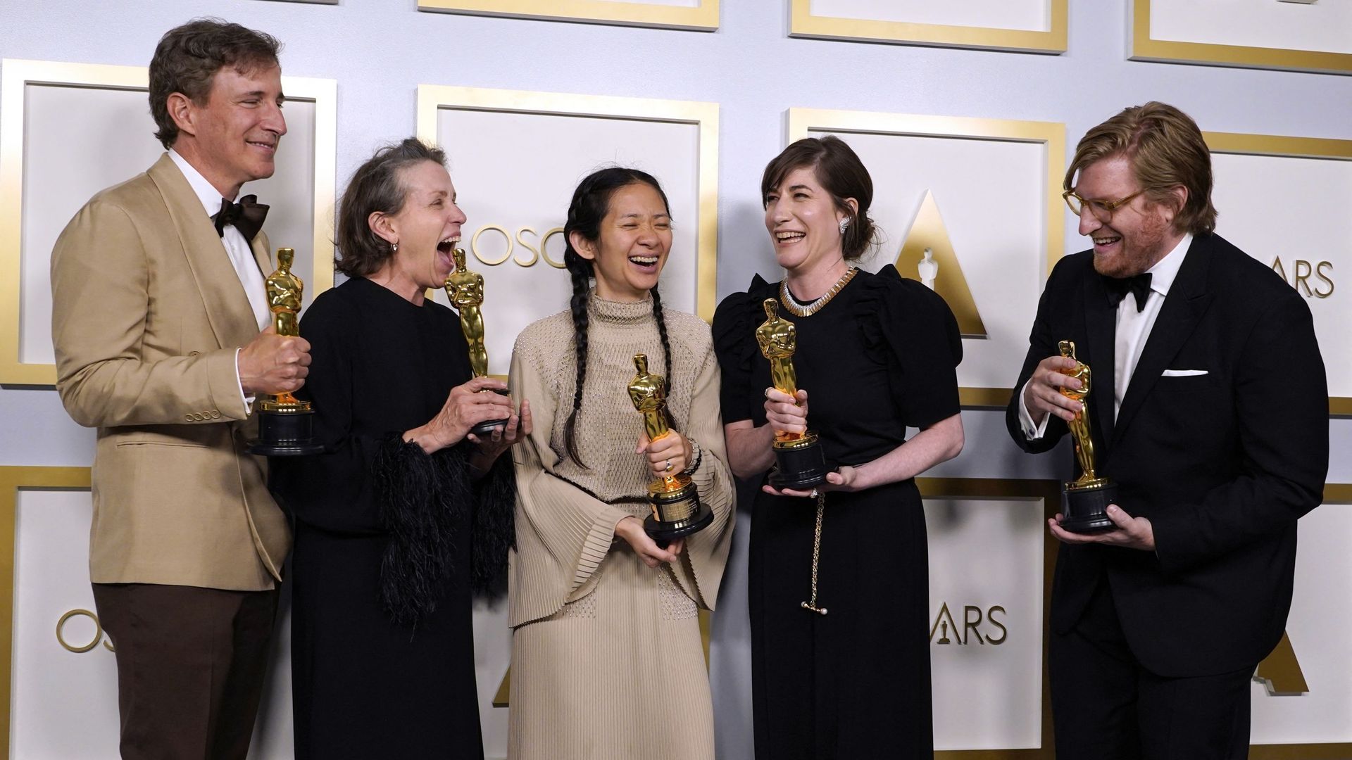 Peter Spears, Frances McDormand, Chloe Zhao, Mollye Asher et Dan Janvey, après la cérémonie des Oscars