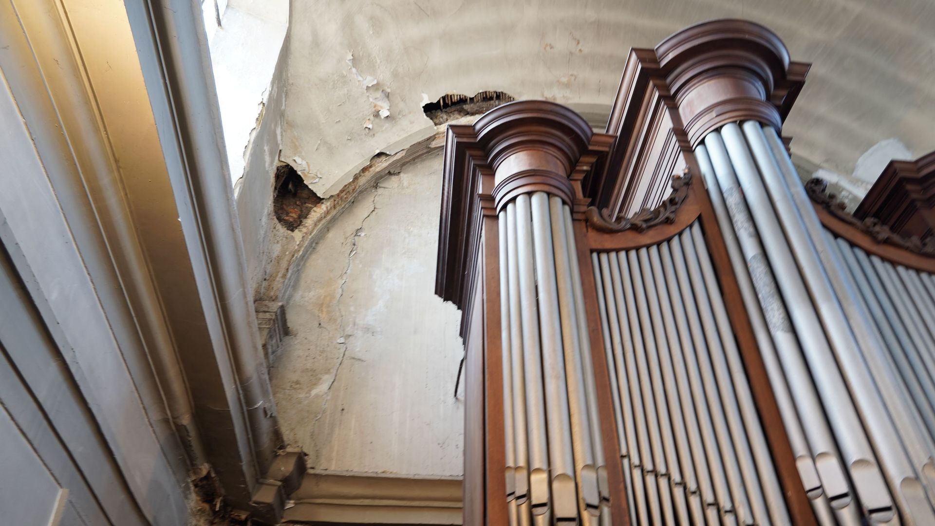 À l'intérieur, c'est principalement la voûte au-dessus de l'orgue qui présente d'importants dégâts. Des morceaux de plâtre se sont détachés de celle-ci pendant un office mais personne n'a été blessé.