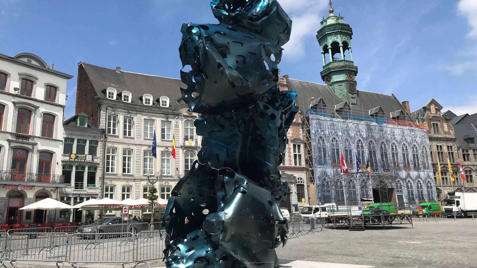 Une des trois sculptures de l'artiste Arne Quinze installées sur la grand-place de Mons.