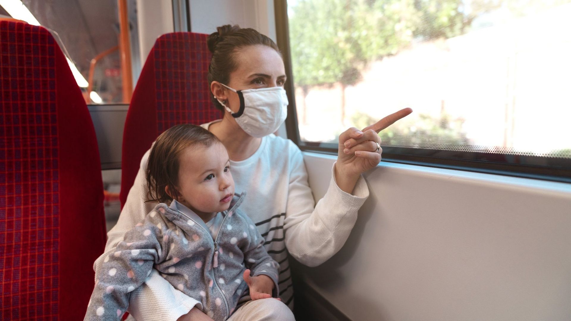 Maman avec son enfant dans le train