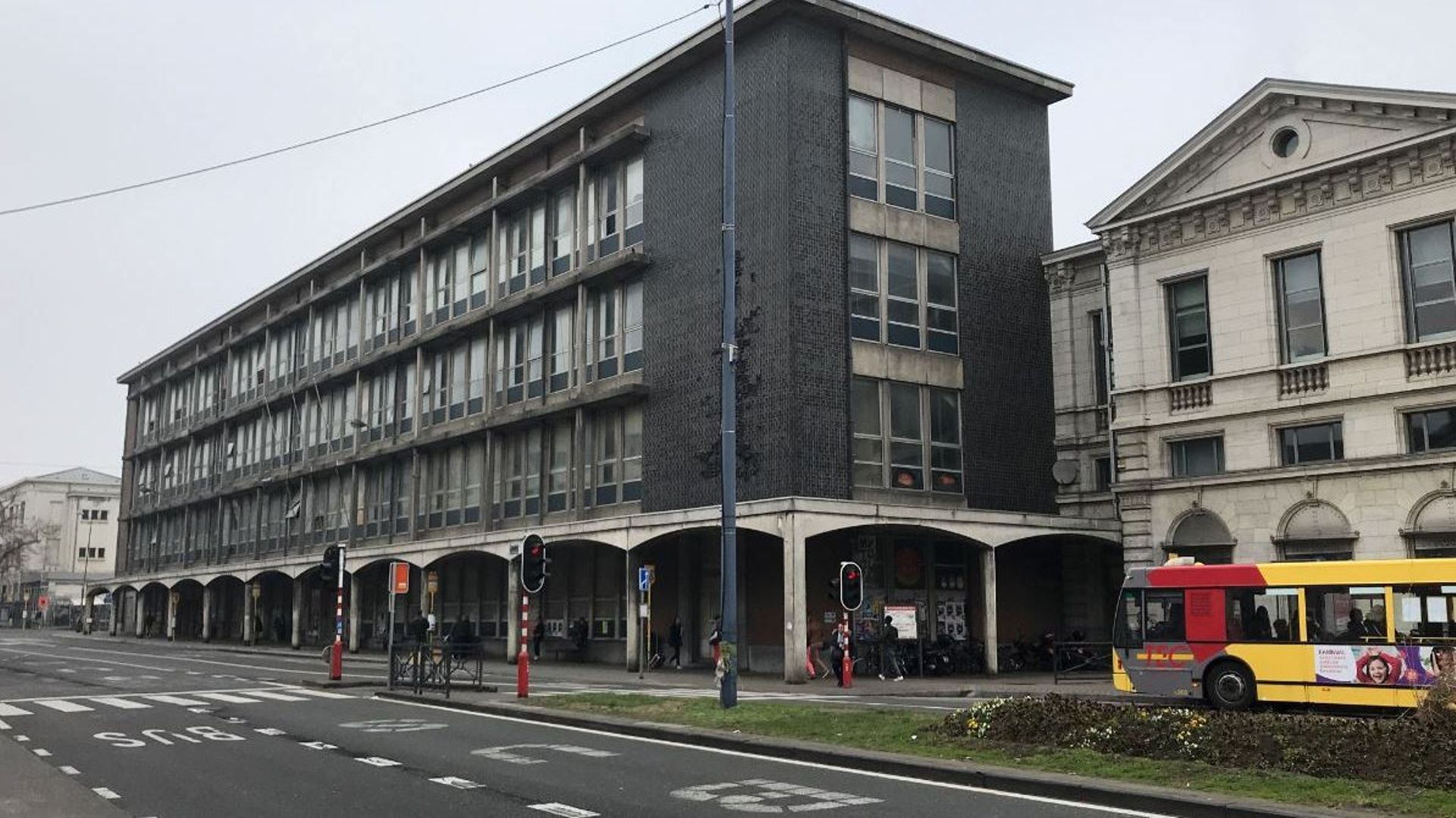 Le chancre de l'ancienne poste, à côté de la gare de Namur, va faire place, d'ici à la fin de l'année prochaine, à un nouvel immeuble de bureaux.