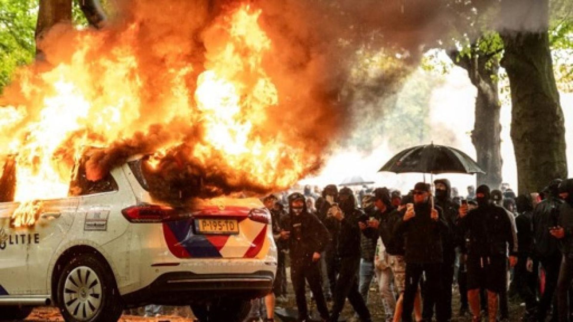 La police a interpellé 37 personnes à La Haye, quatre agents blessés