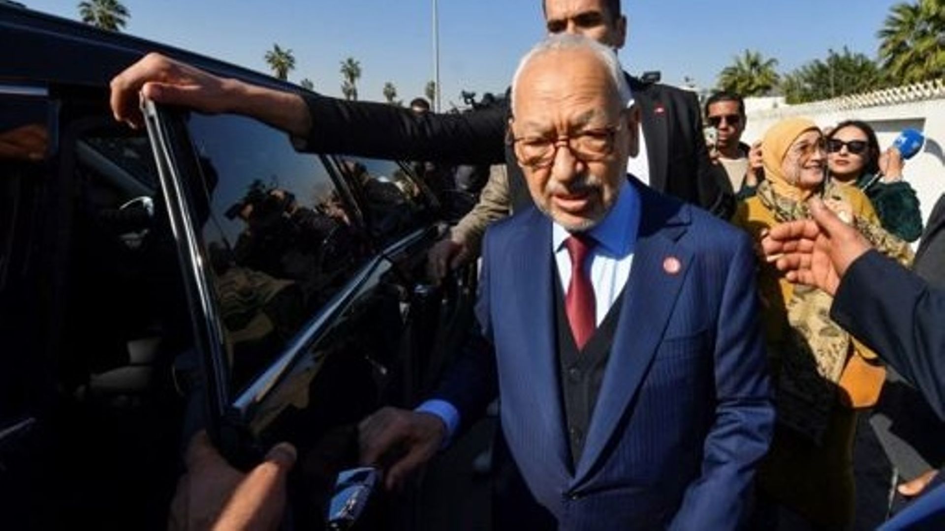 Le chef du mouvement islamiste tunisien Ennahdha, Rached Ghannouchi, salue ses partisans à son arrivée au poste de police de Tunis, le 21 février 2023, en réponse à la convocation d'un juge d'instruction. 