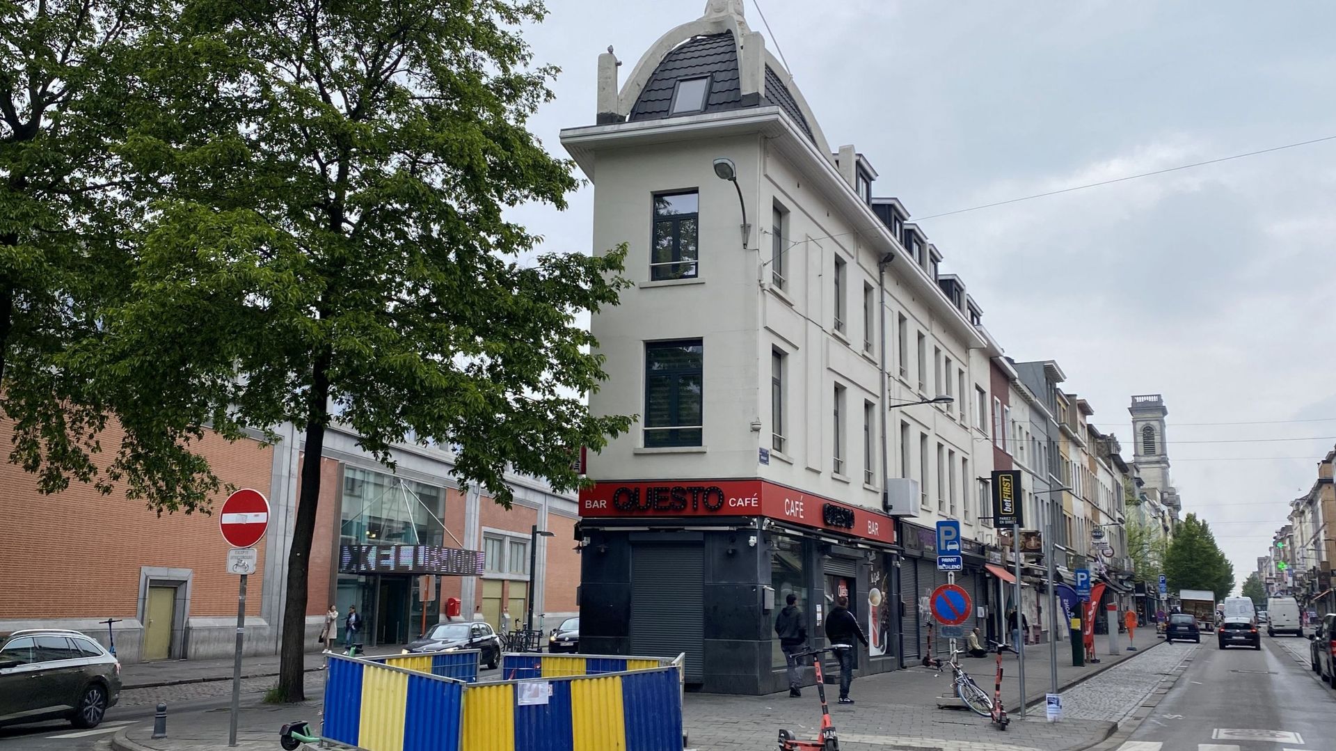 La commerçante rue de Brabant (à droite) est directement voisine de la parfois problématique rue d’Aerschot (à gauche) qui donne elle-même directement sur les entrées de la gare du Nord.