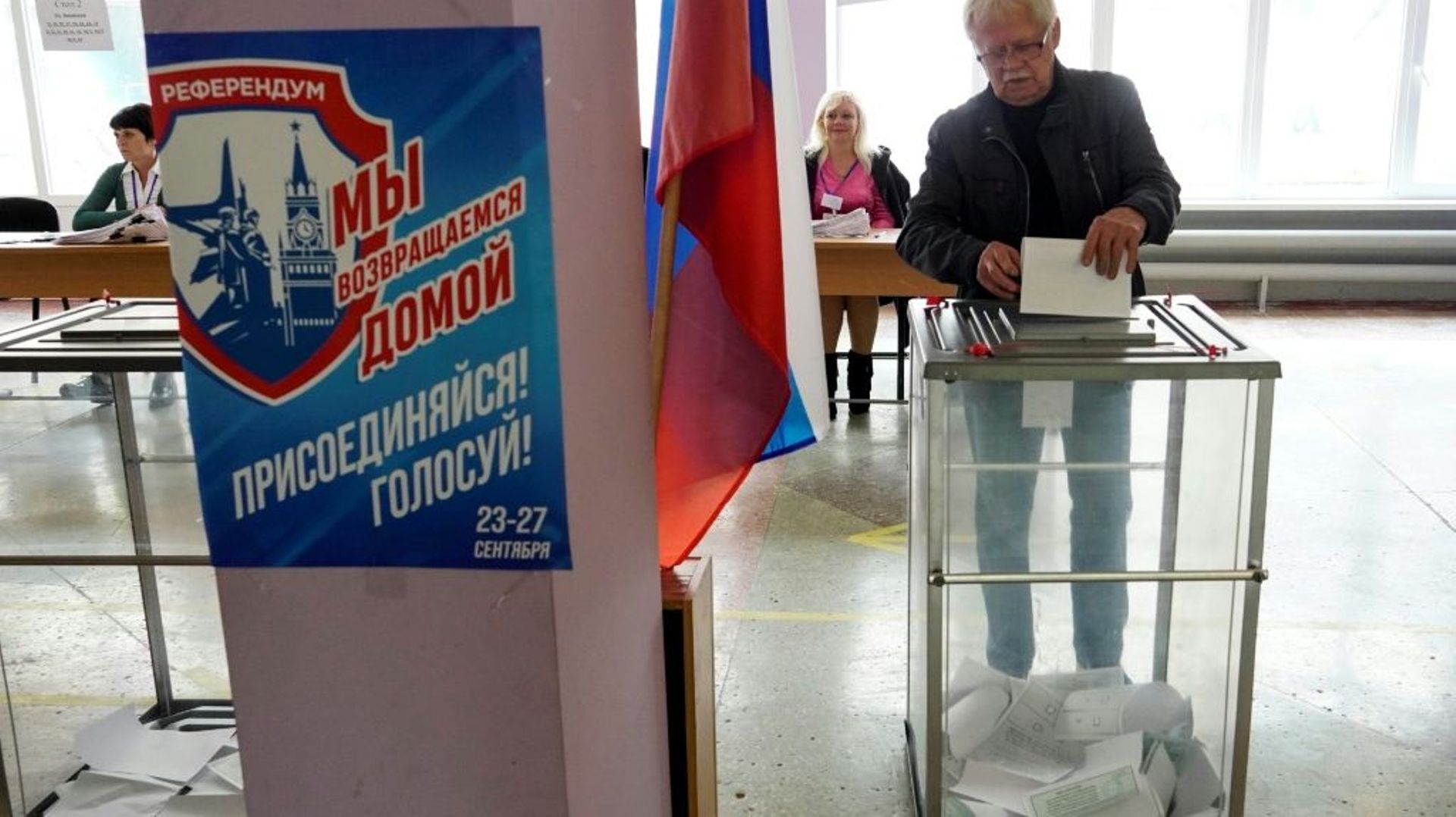 Dans un bureau de vote de Marioupol, en Ukraine, pendant le "référendum" d'annexion par la Russie, le 27 septembre 2022