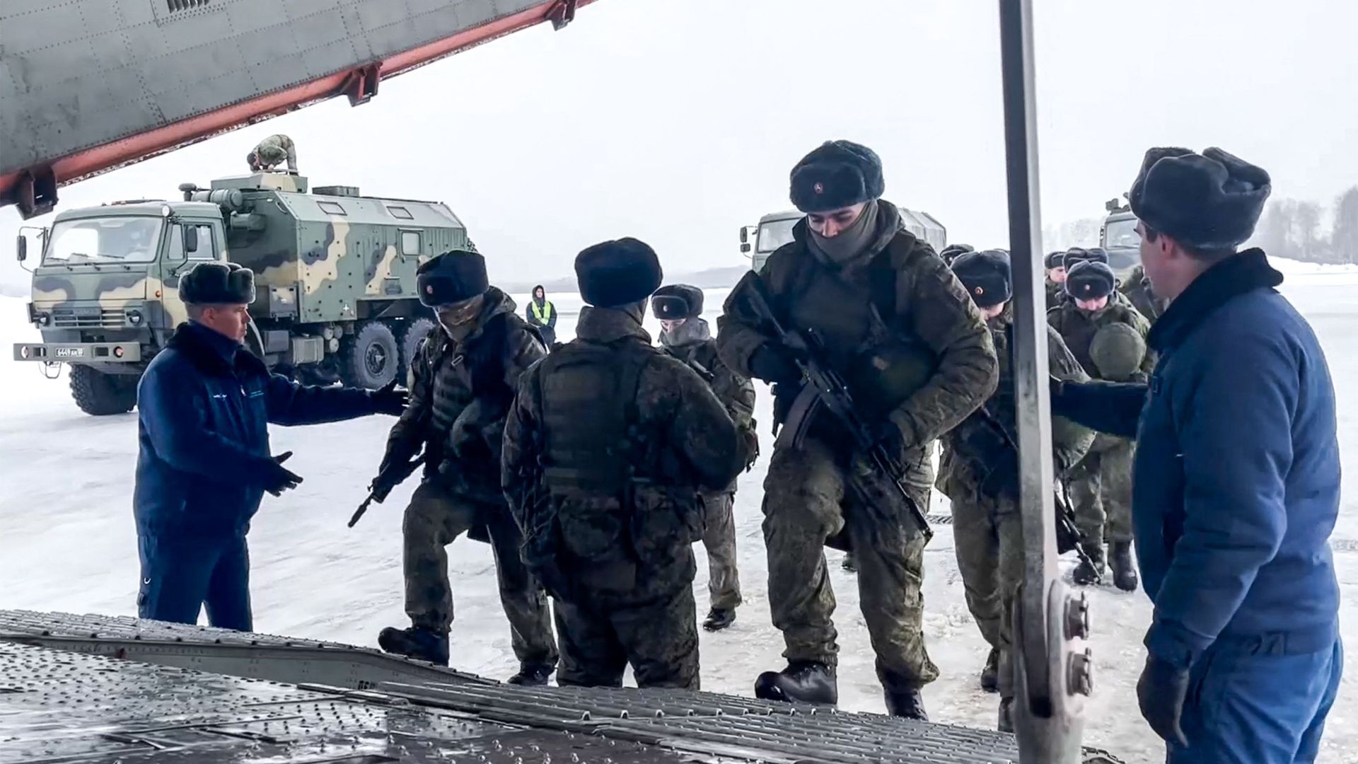 Partagé par le ministère de la Défense Russe, ce cliché montre des parachutistes Russes embarquer pour le Kazakhstan, le 6 janvier 2022.