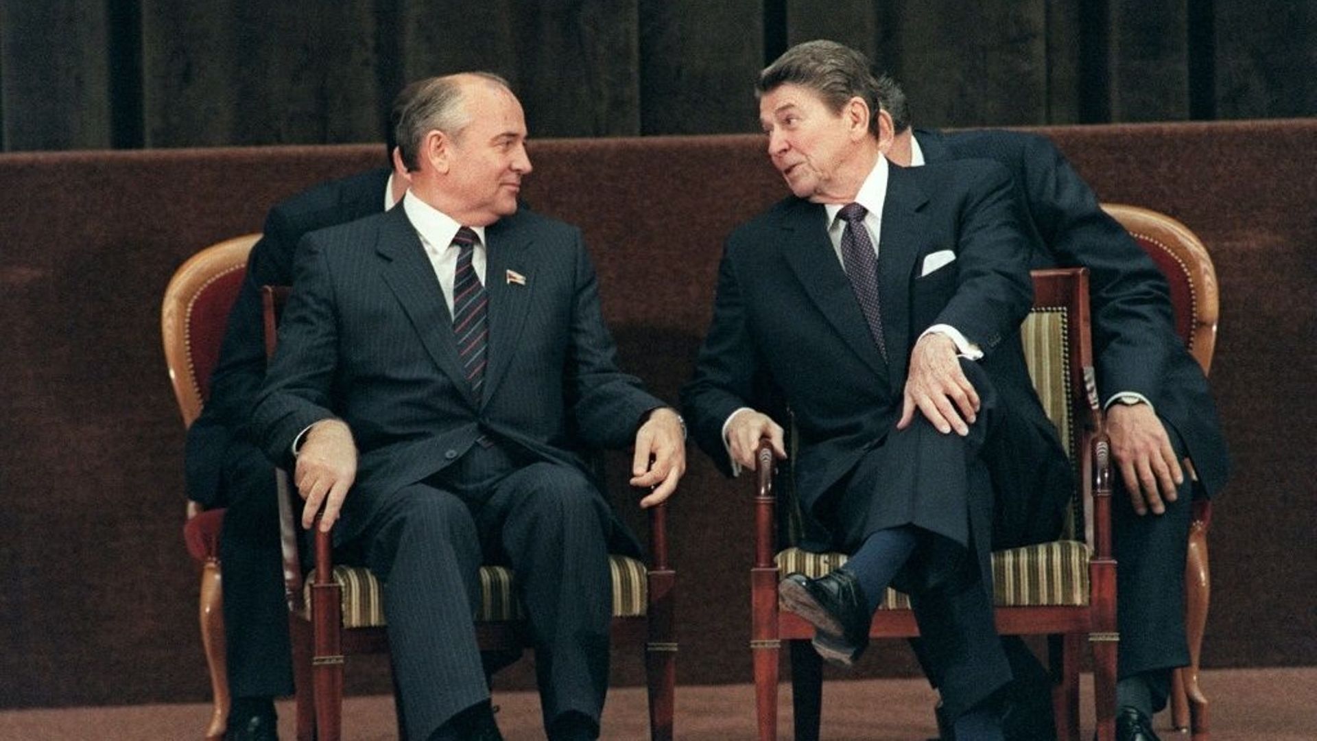 Le président américain Ronald Reagan (d) et le secrétaire général du Parti communiste de l'Union soviétique Mikhaïl Gorbatchev, le 21 novembre 1985 à Genève.