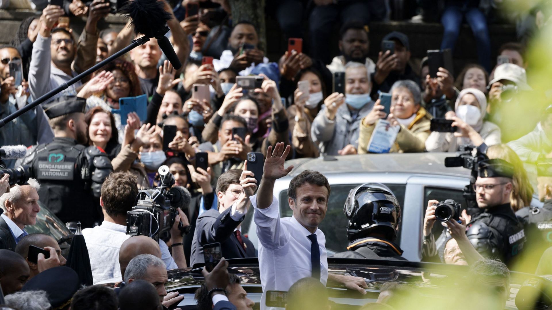 Bain de foule pour le président français Emmanuel Macron après sa réélection, marché de Cergy, le 27 avril 2022.