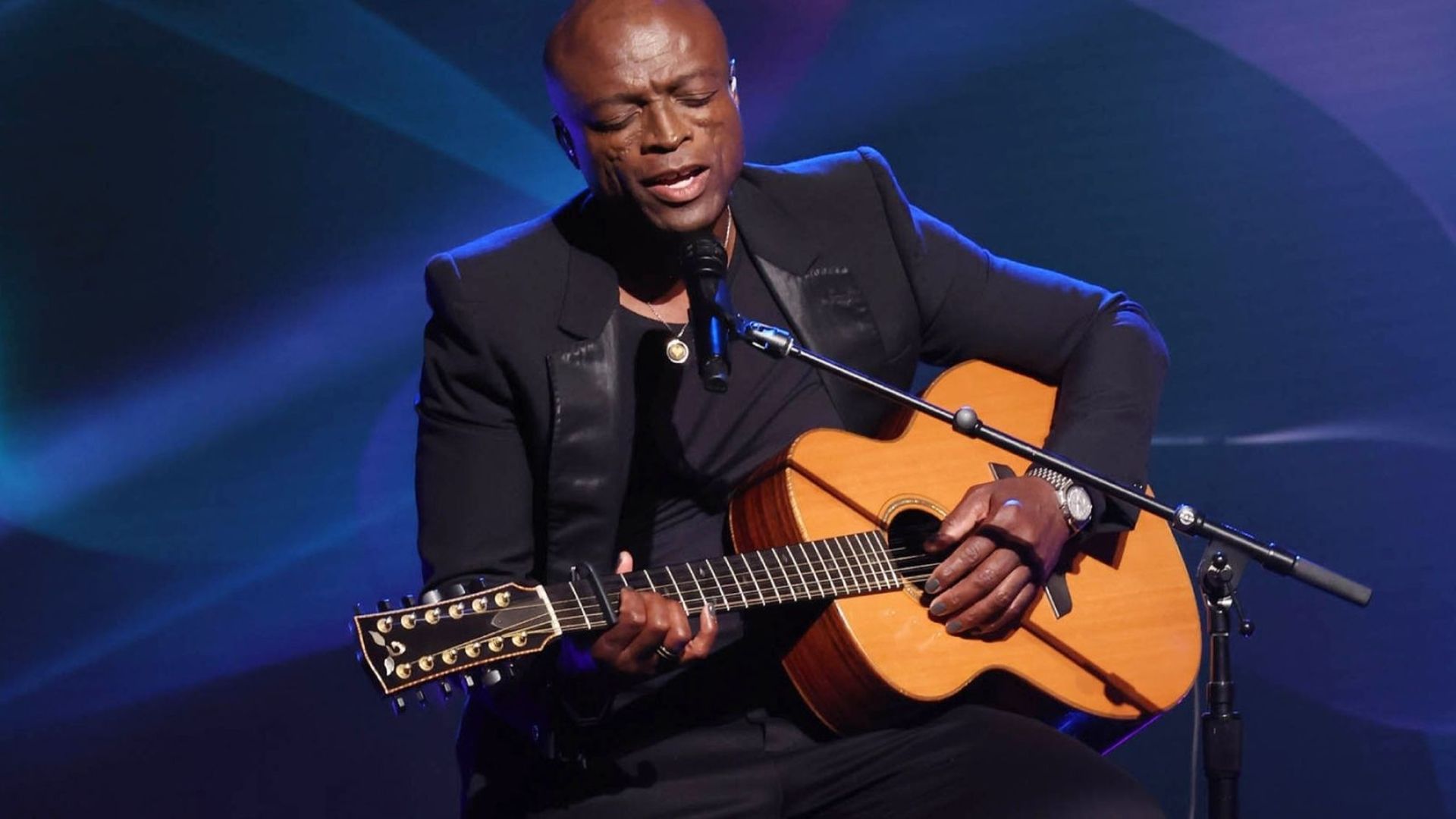 Seal joue 'Kiss from a Rose' en acoustique à la télévision - RTBF Actus