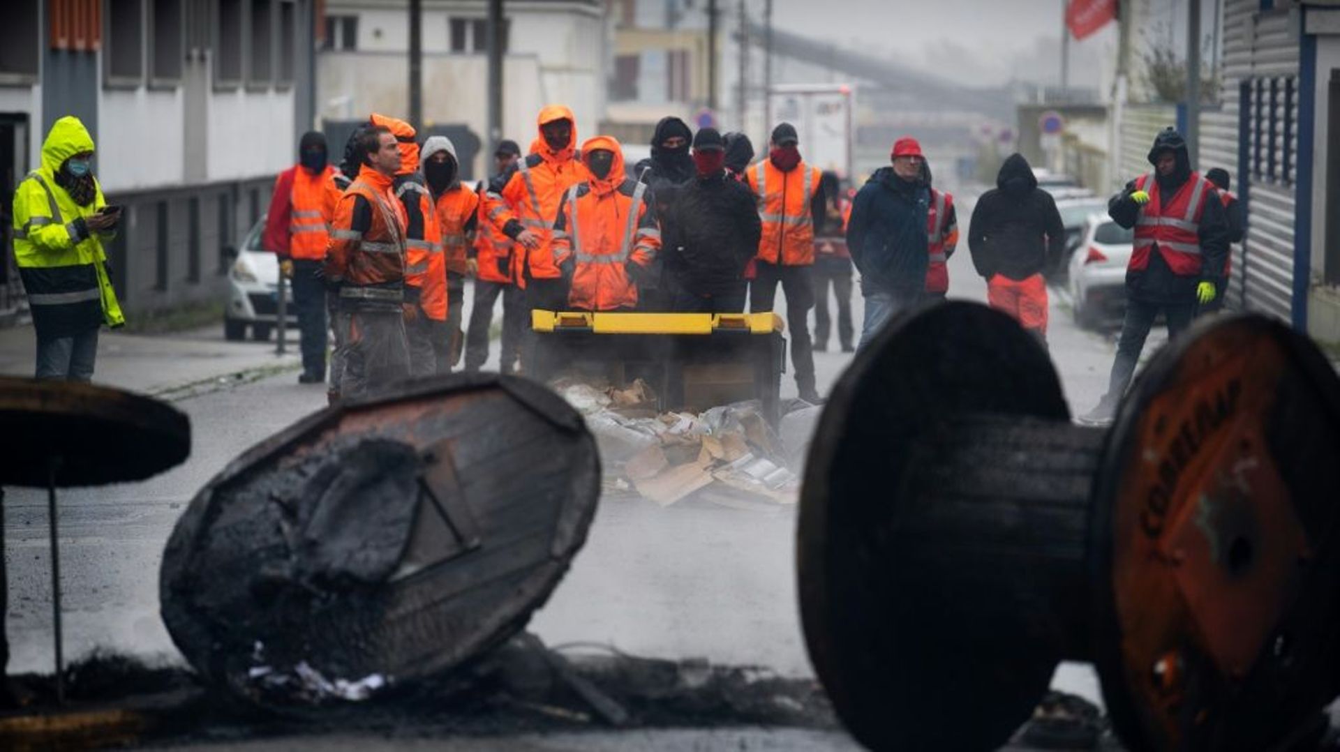 Des dockers, travailleurs portuaires et du BTP, ont bloqué mercredi le port de Brest et le pont de Saint-Nazaire