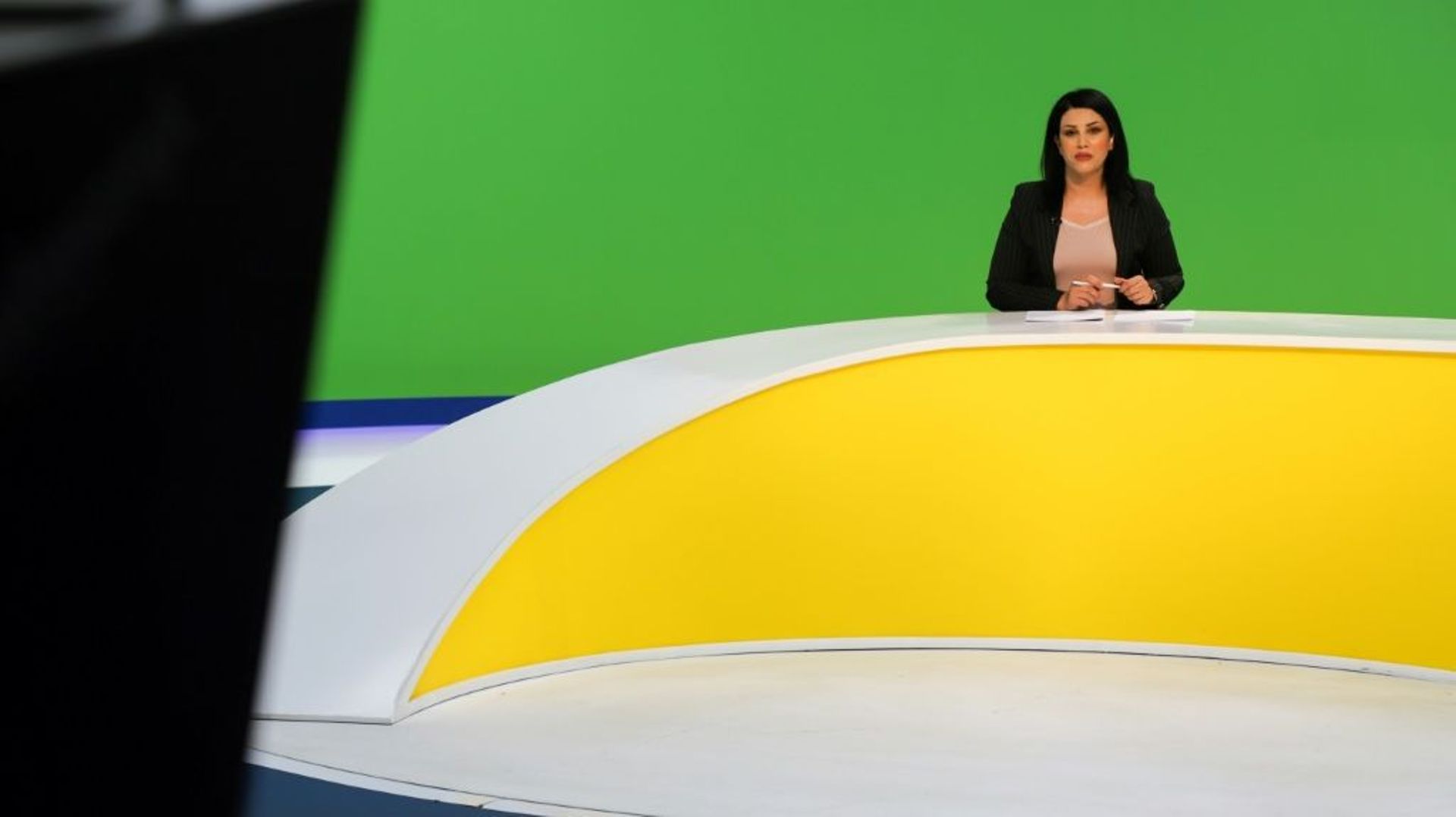 Une journaliste s'apprête à présenter une bulletin d'information, sur la Nalia Radio and Television (NRT), à Suleimaniyeh, au Kurdistan irakien, le 22 août 2020