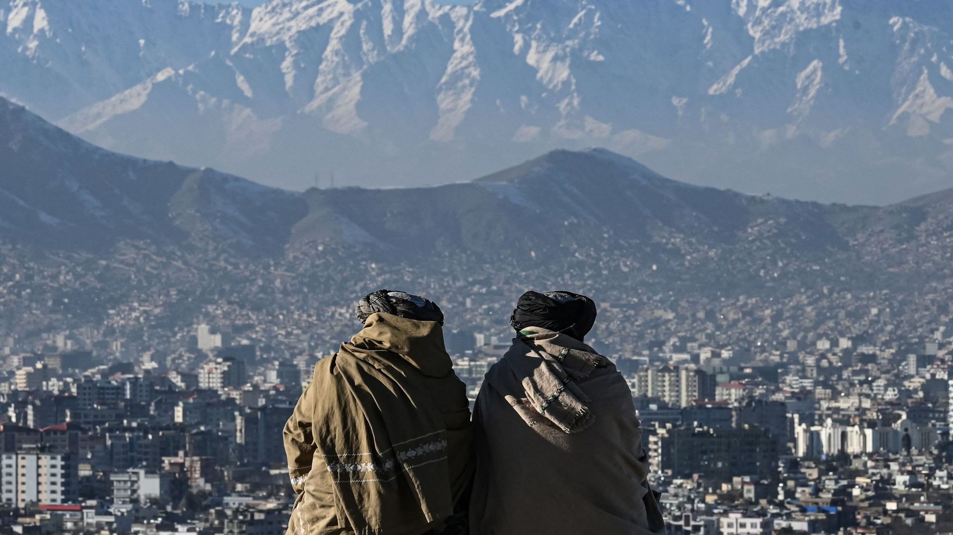 Des membres des Talibans sont assis en surplomb de la ville de Kaboul sur la colline de Wazir Akbar Khan, à Kaboul, le 20 janvier 2022 (illustration)