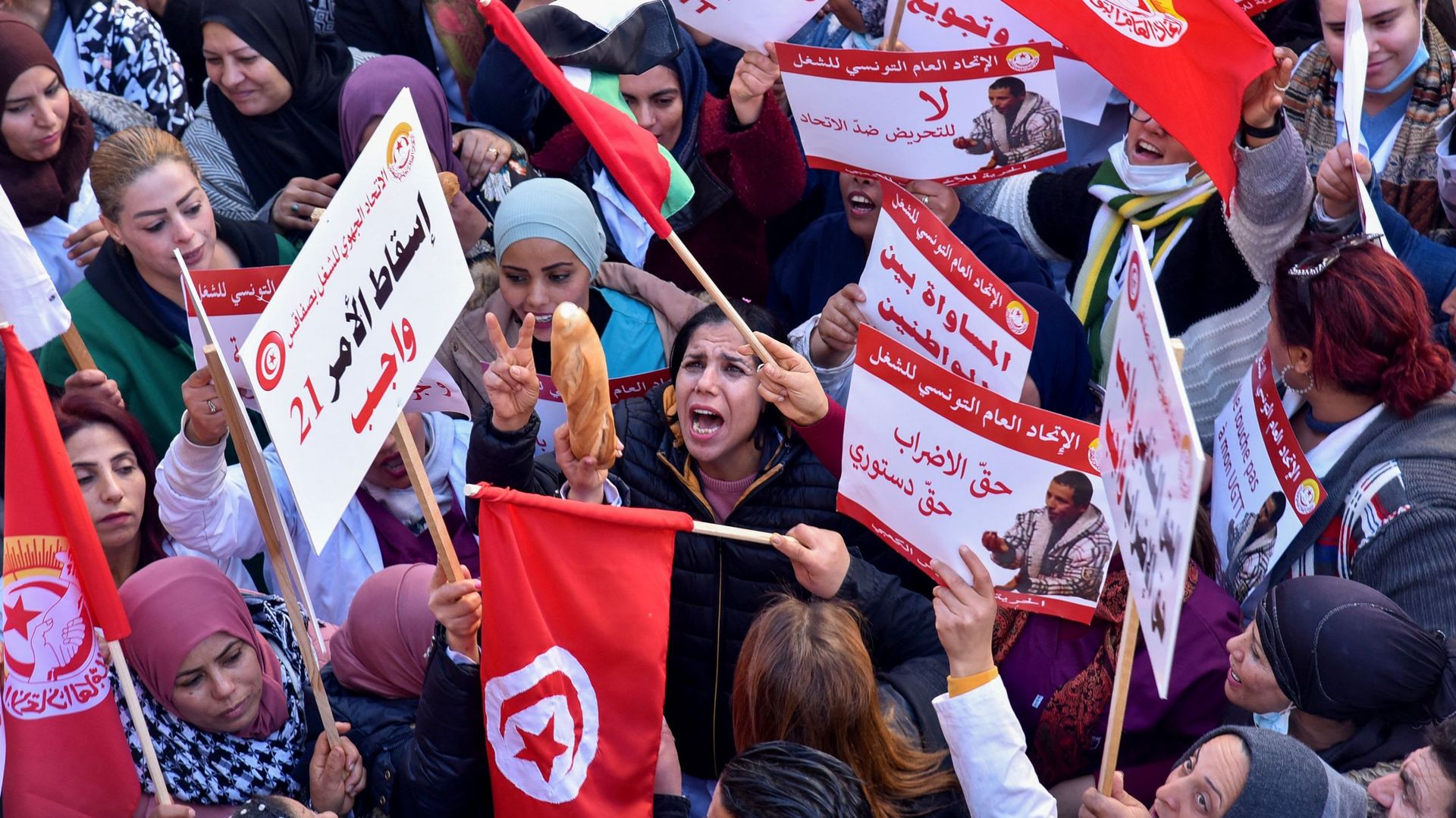 Des manifestants scandent des slogans lors d’une manifestation organisée par l’Union générale des travailleurs tunisiens (UGTT) contre l’aggravation des difficultés économiques et l’arrestation d’un haut responsable syndical, à Sfax, la deuxième ville du