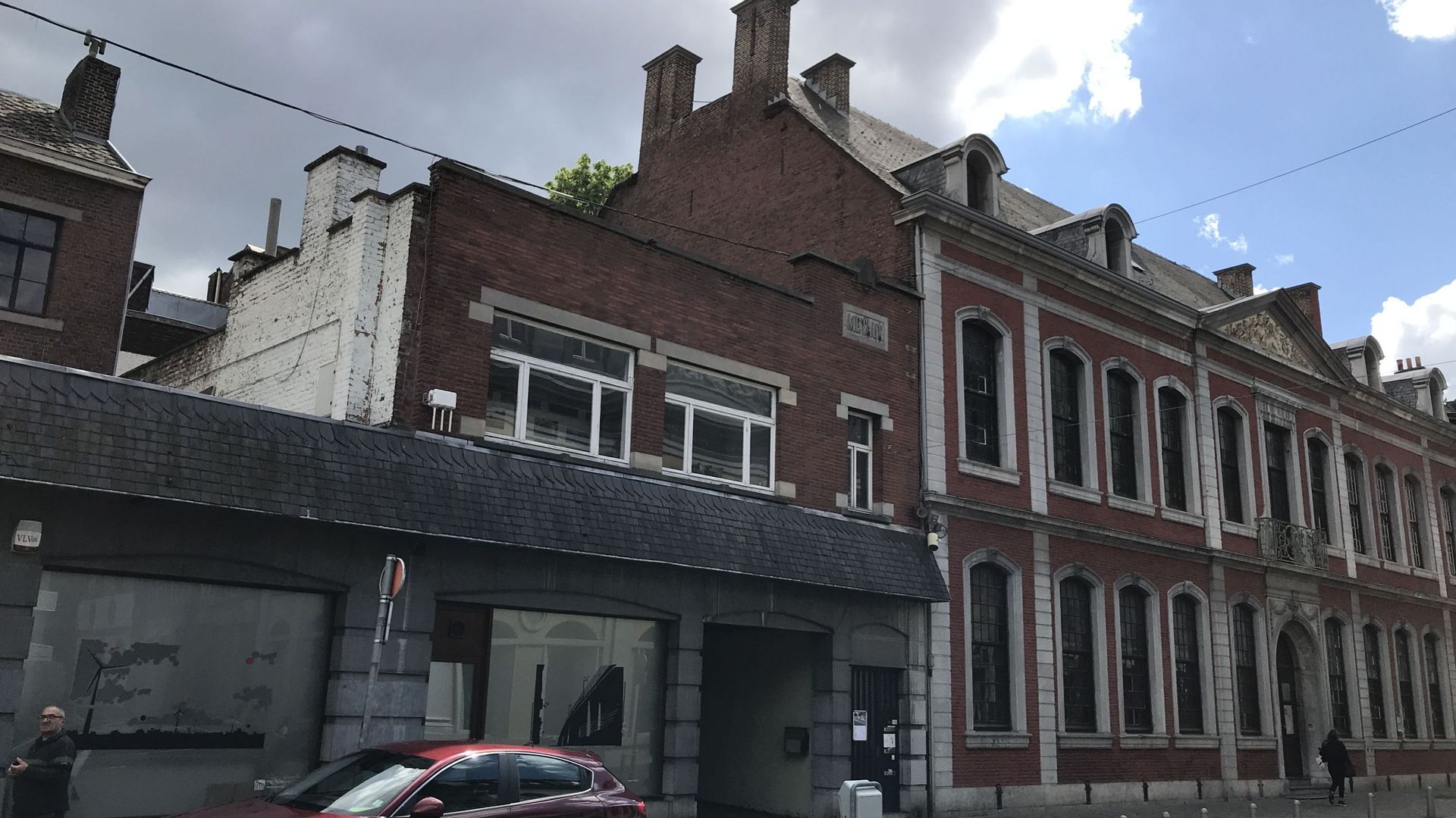 L'ancienne vaissellerie, aujourd'hui bibliothèque communale, à gauche de l'hôtel d'Ansembourg va abriter les installations techniques et les accès pour personnes à mobilité réduites du musée