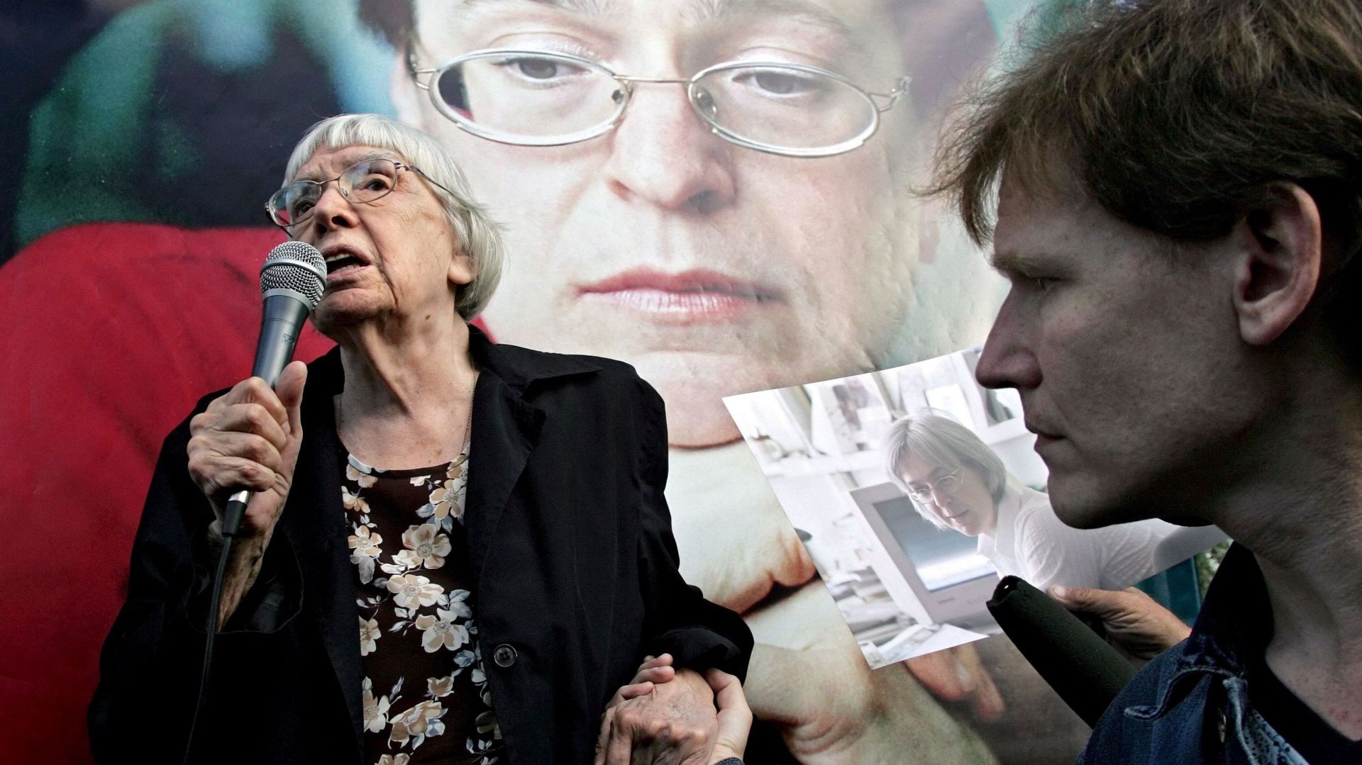 La défenseuse des droits de l'homme, chef du groupe Helsinki de Moscou, Lioudmila Alexeïeva, s'adresse à la population devant un portrait de la journaliste russe Anna Politkovskaï lors d'un rassemblement consacré à son anniversaire à Moscou, en Russie, le