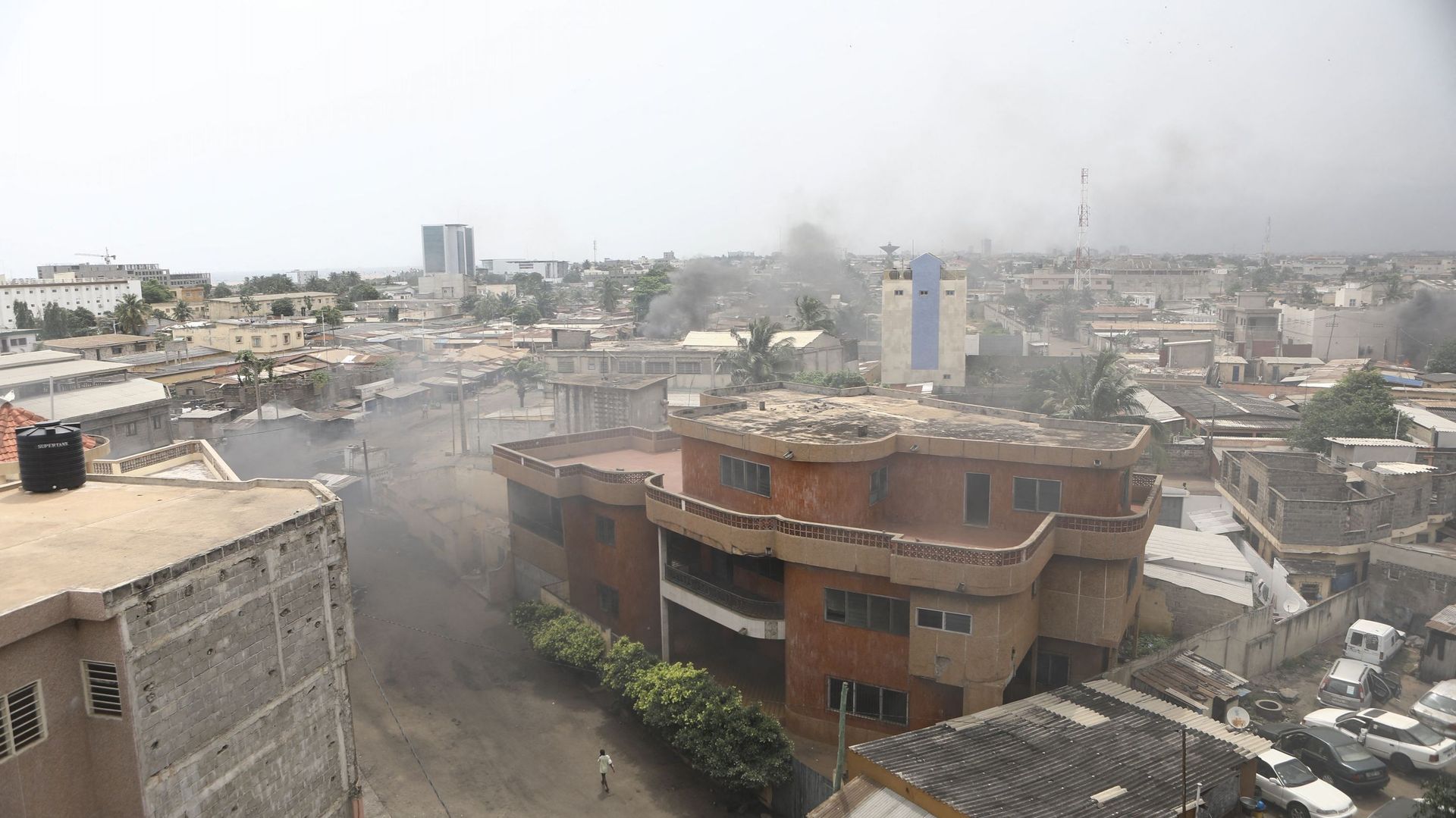 Image d'illustration. Des volutes de fumée s'échappent de barricades en feu à Lomé le 18 octobre 2017, où des partisans de l'opposition ont érigé des barricades de fortune et bloqué des routes, alors que des soldats et des policiers lançaient des gaz lacr