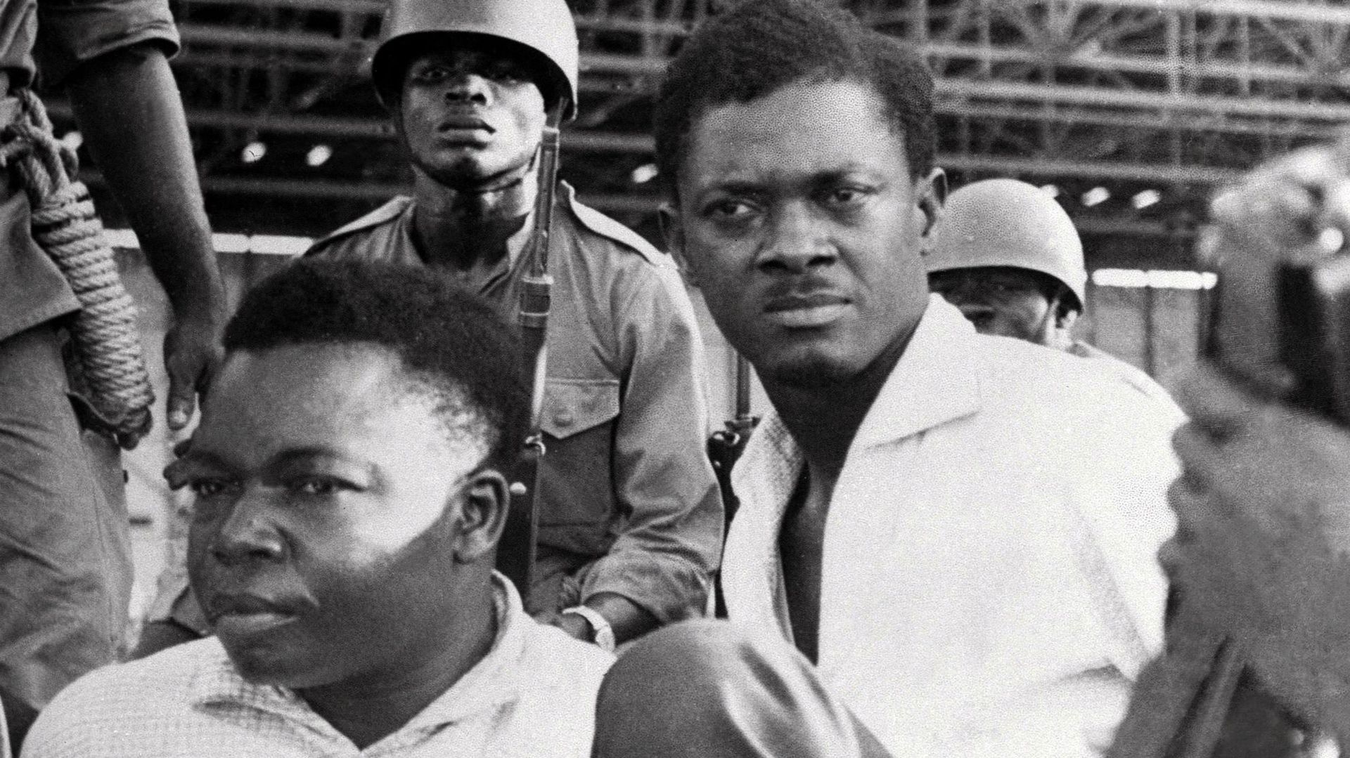Patrice Lumumba (D) et Joseph Okito (G), vice-président du Sénat, lors de leur arrestation à Léopoldville (aujourd’hui Kinshasa), en décembre 1960.  (STRINGER / AFP)