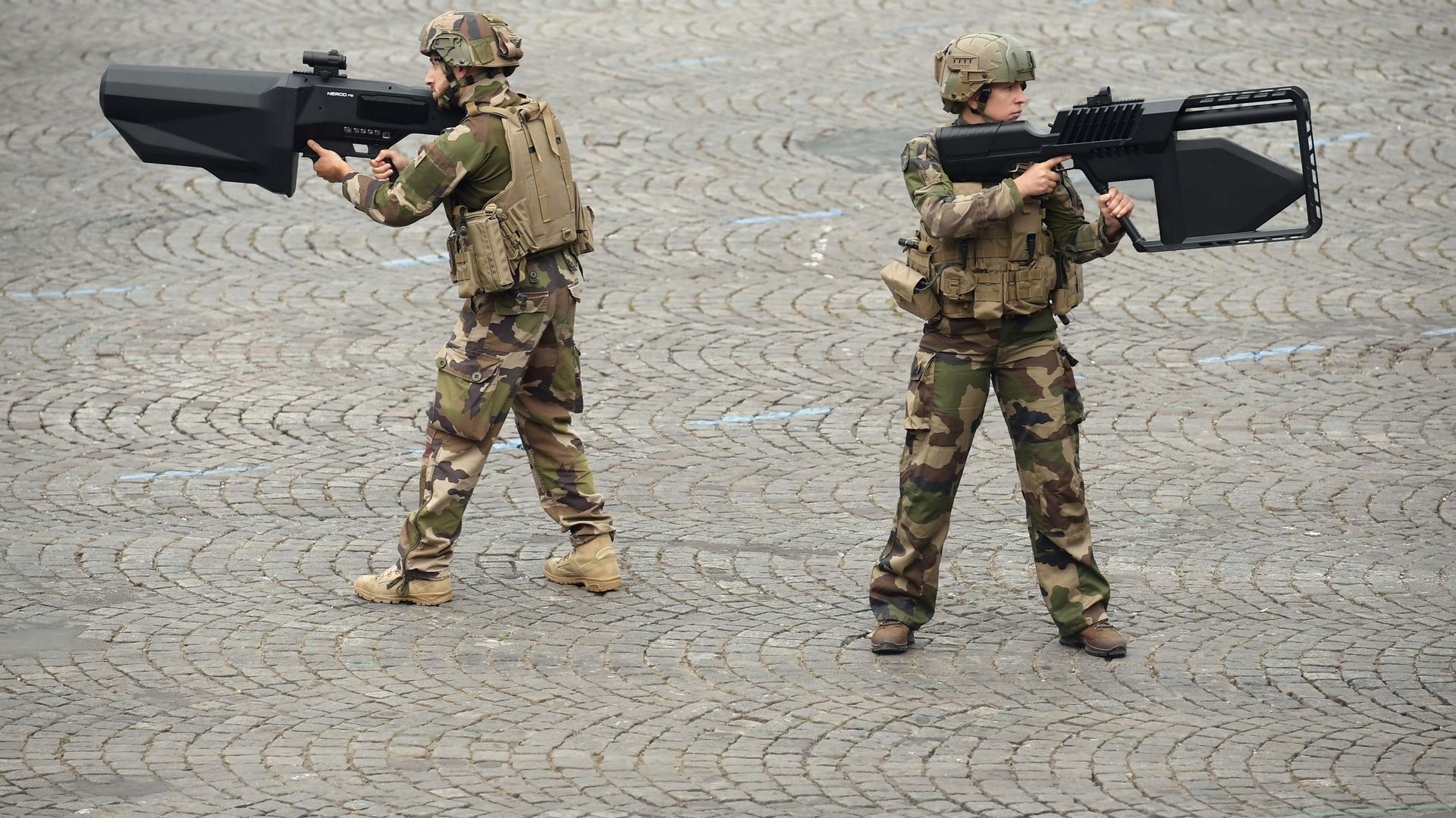 Mais que sont ces imposantes armes tenues par des militaires lors du défilé du 14 juillet?
