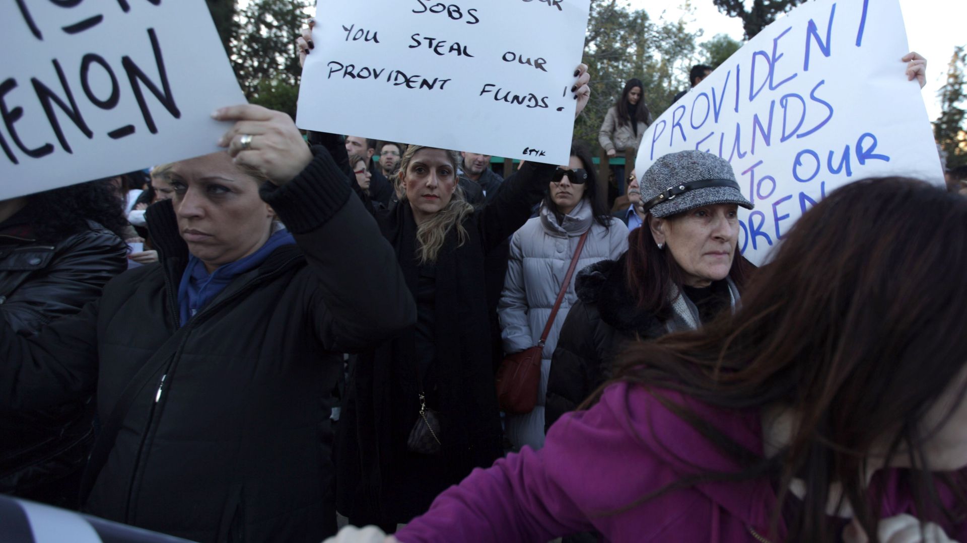 Des employés de banque crient leur colère durant une manifestation devant le palais présidentiel, le 23 mars 2013 à Nicosie