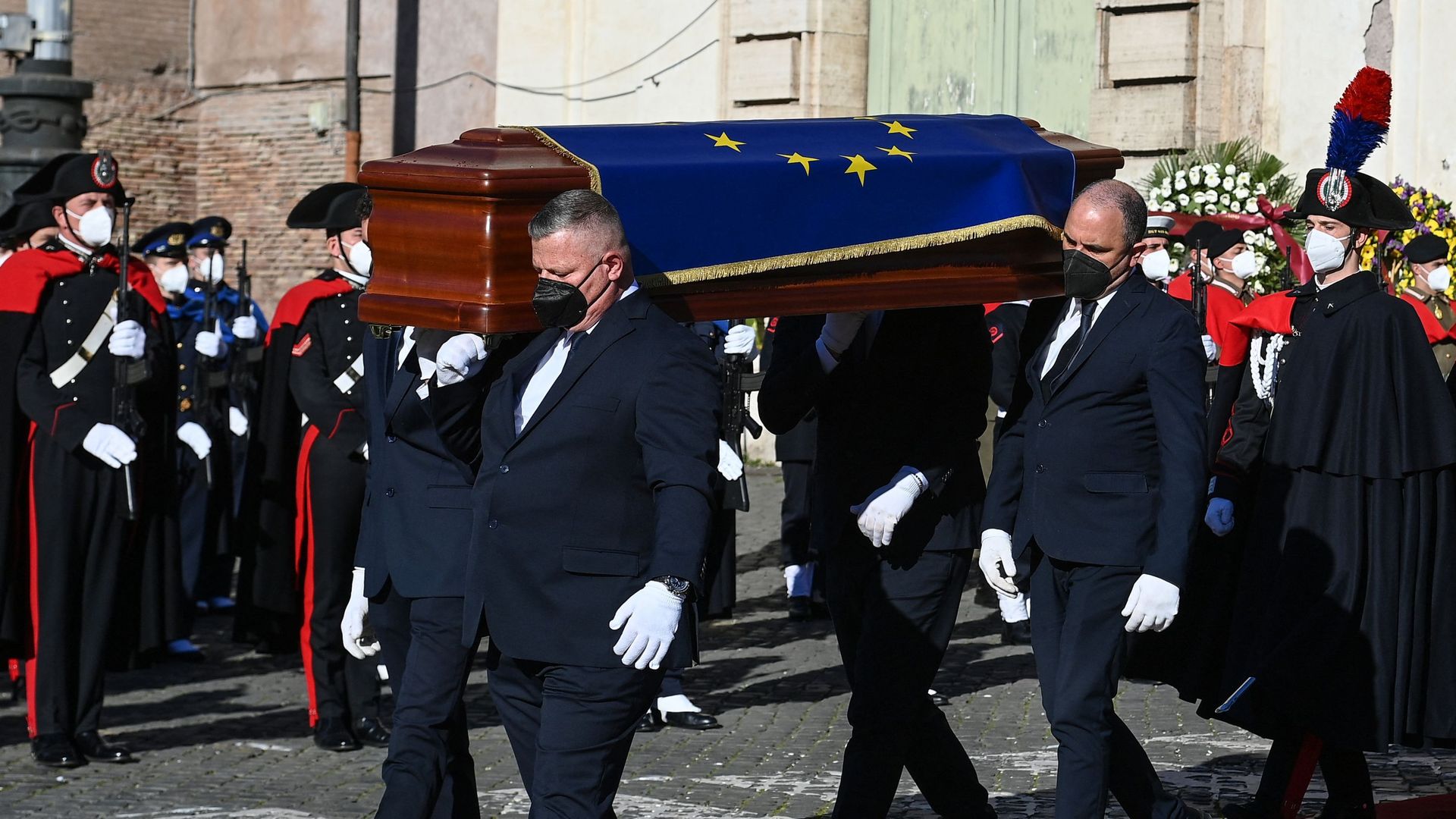 Le cercueil de David Sassoli, président du Parlement européen, drapé du drapeau de l'Union européenne, après la cérémonie funéraire du 14 janvier 2022 à la basilique Santa Maria degli Angeli e dei Martiri à Rome.